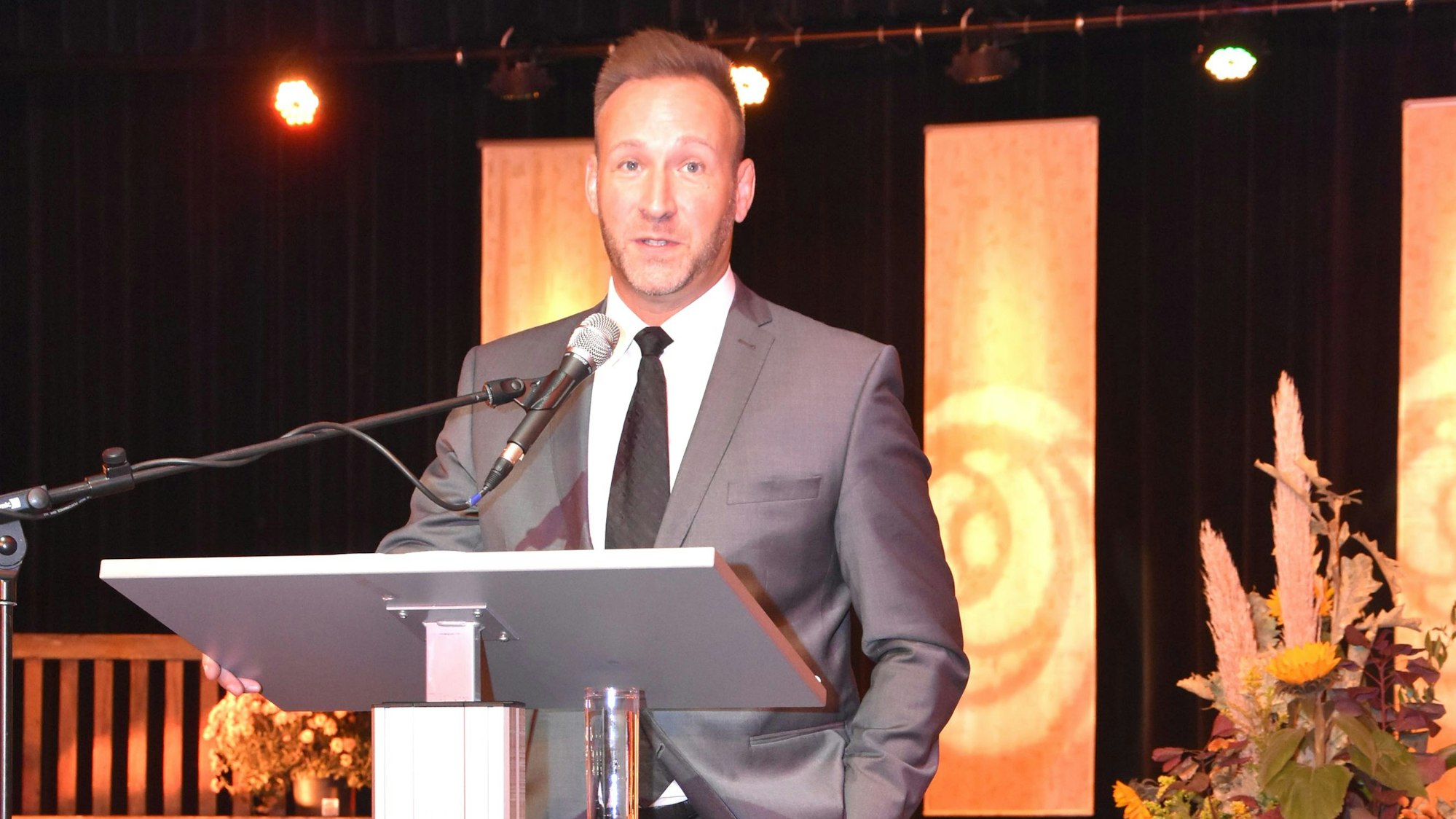 Andreas Heller bei seiner Rede zum Herbstempfang der Stadt in der Festhalle.