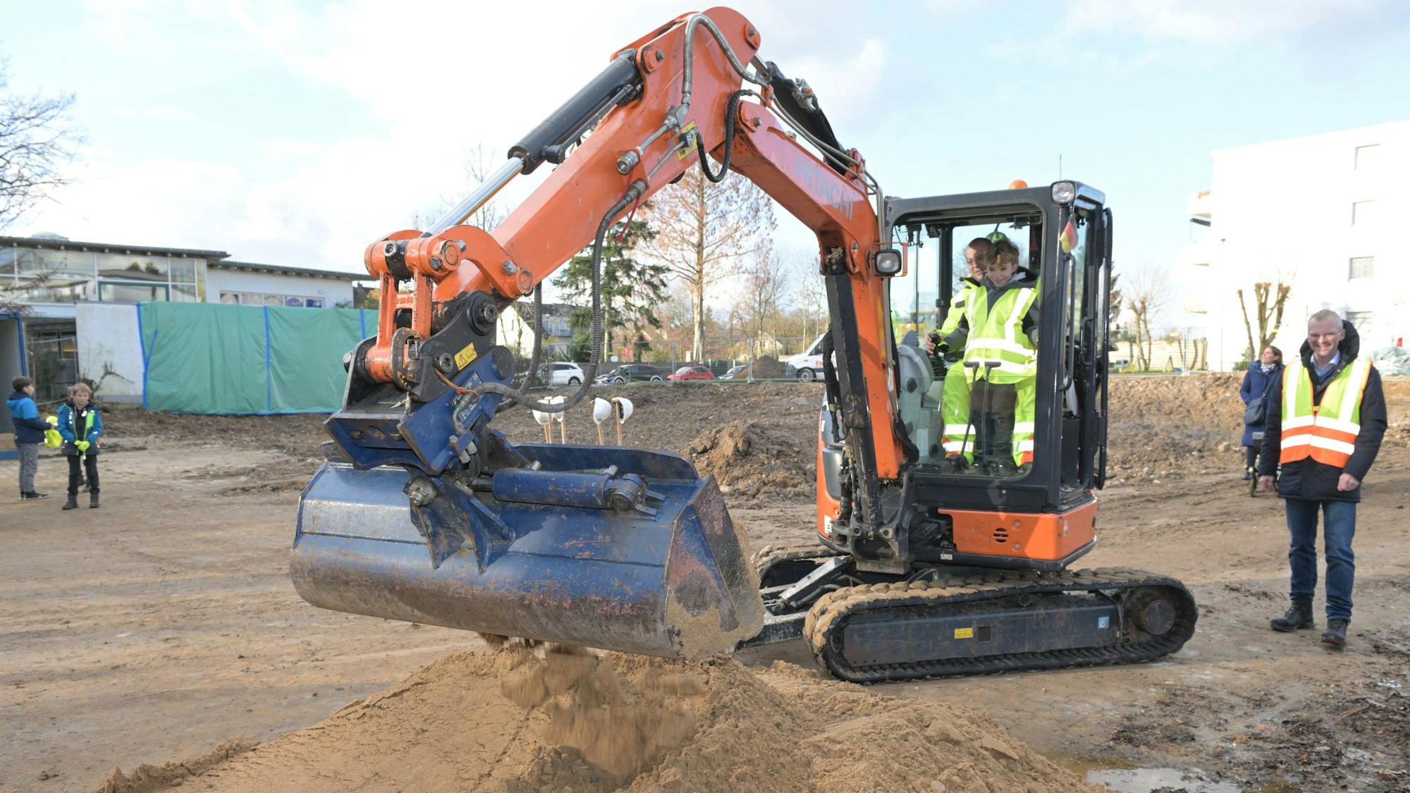 Ein Bagger schaufelt Sand.