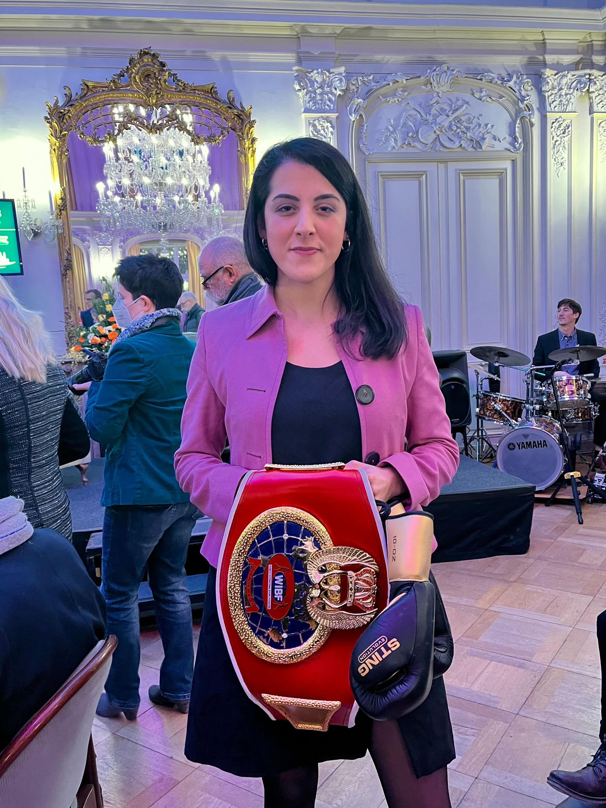 Dilar Kisikyol präsentiert ihren Weltmeister-Gürtel