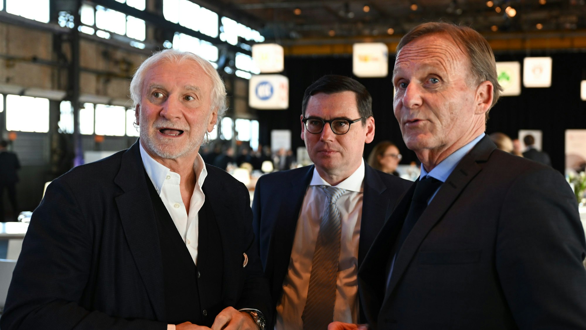 Rudi Völler, Oliver Leki und Hans-Joachim Watzke stehen beim DFL-Neujahrsempfang zusammen.