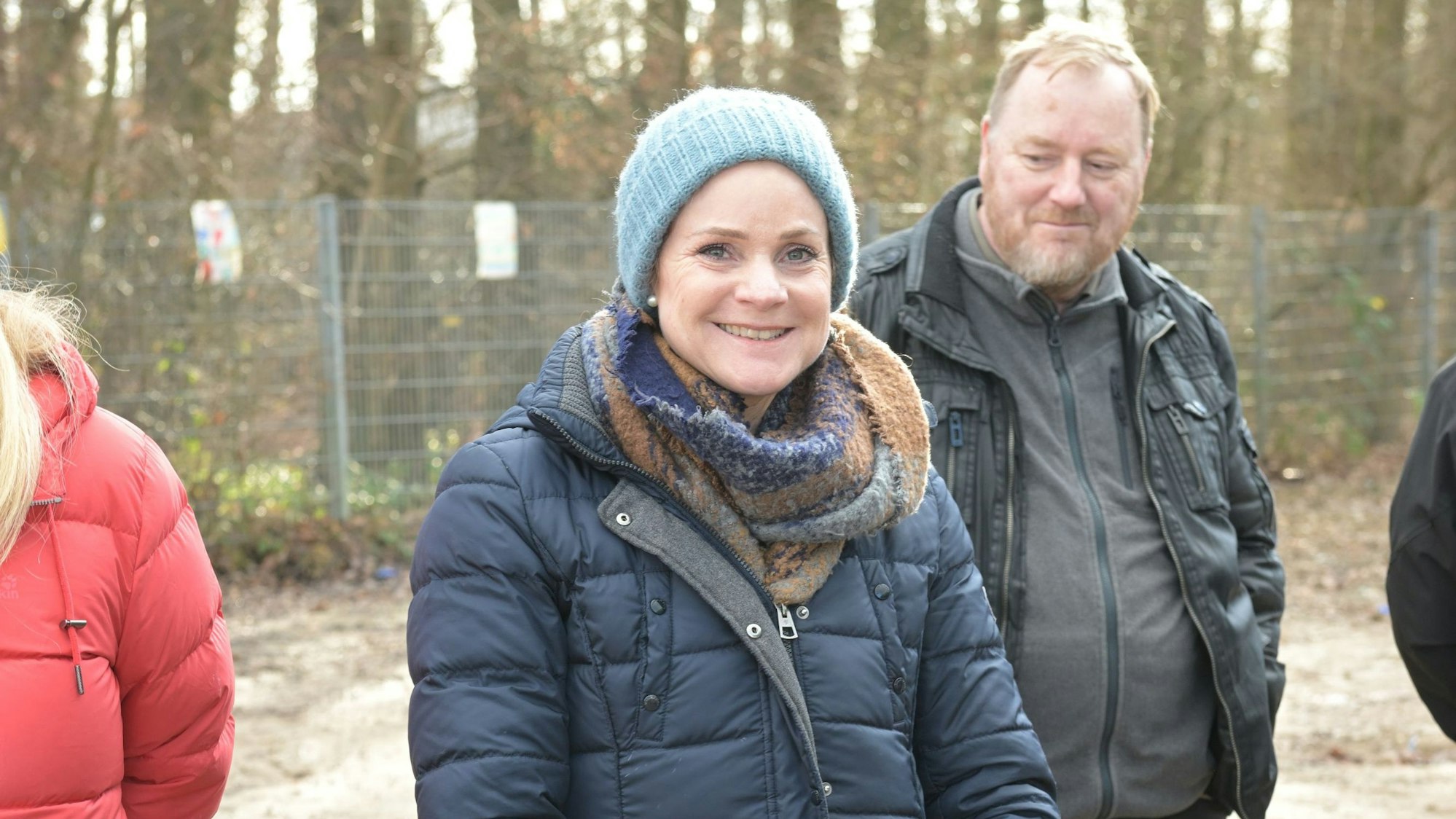 Schulleiterin Uta Will steht lächelnd auf der Baustelle.