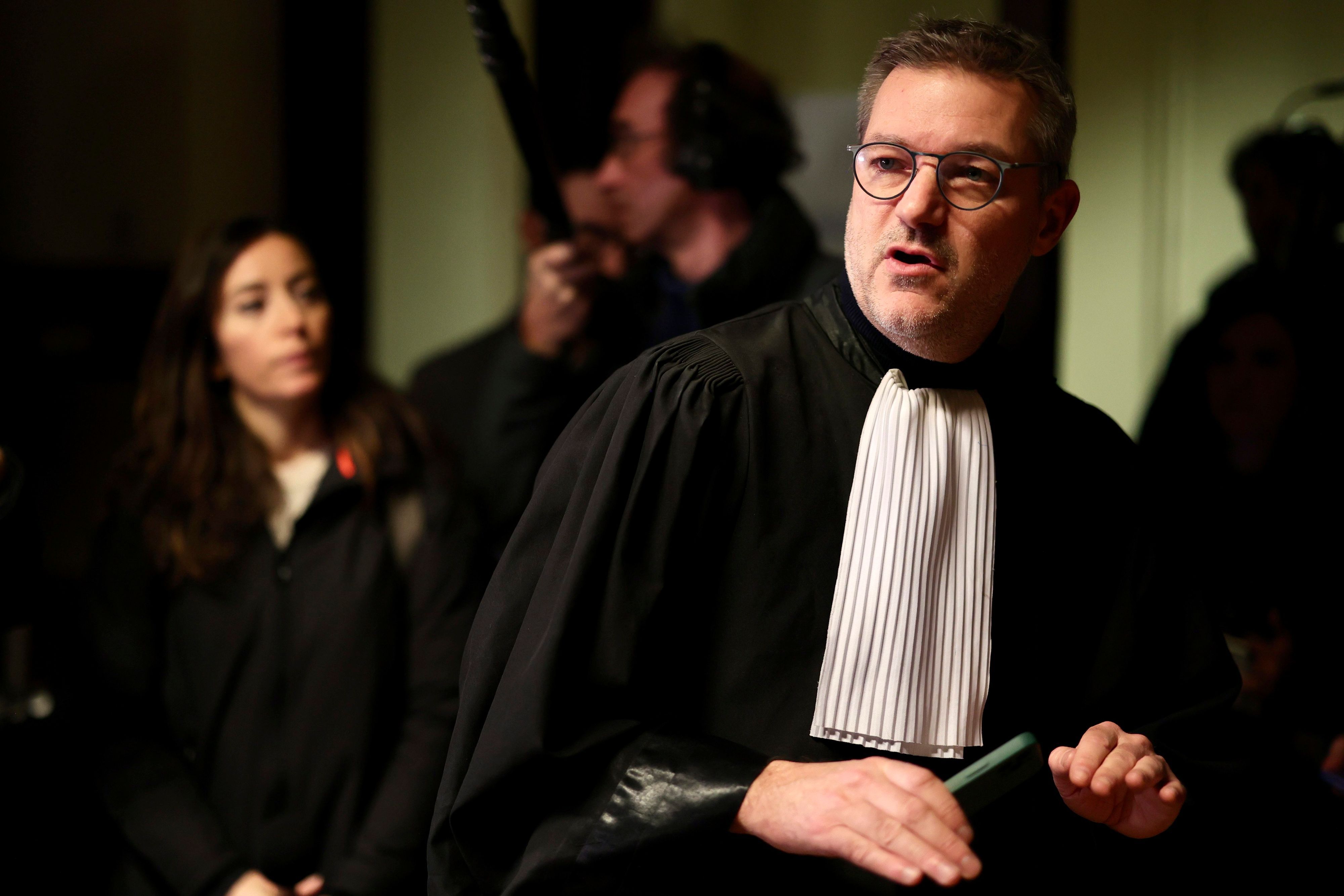 Laurent Kennes, Anwalt des ehemaligen Europaparlamentariers Pier Antonio Panzeri, spricht mit den Medien vor einer Gerichtsanhörung im Palais de Justice in Brüssel.