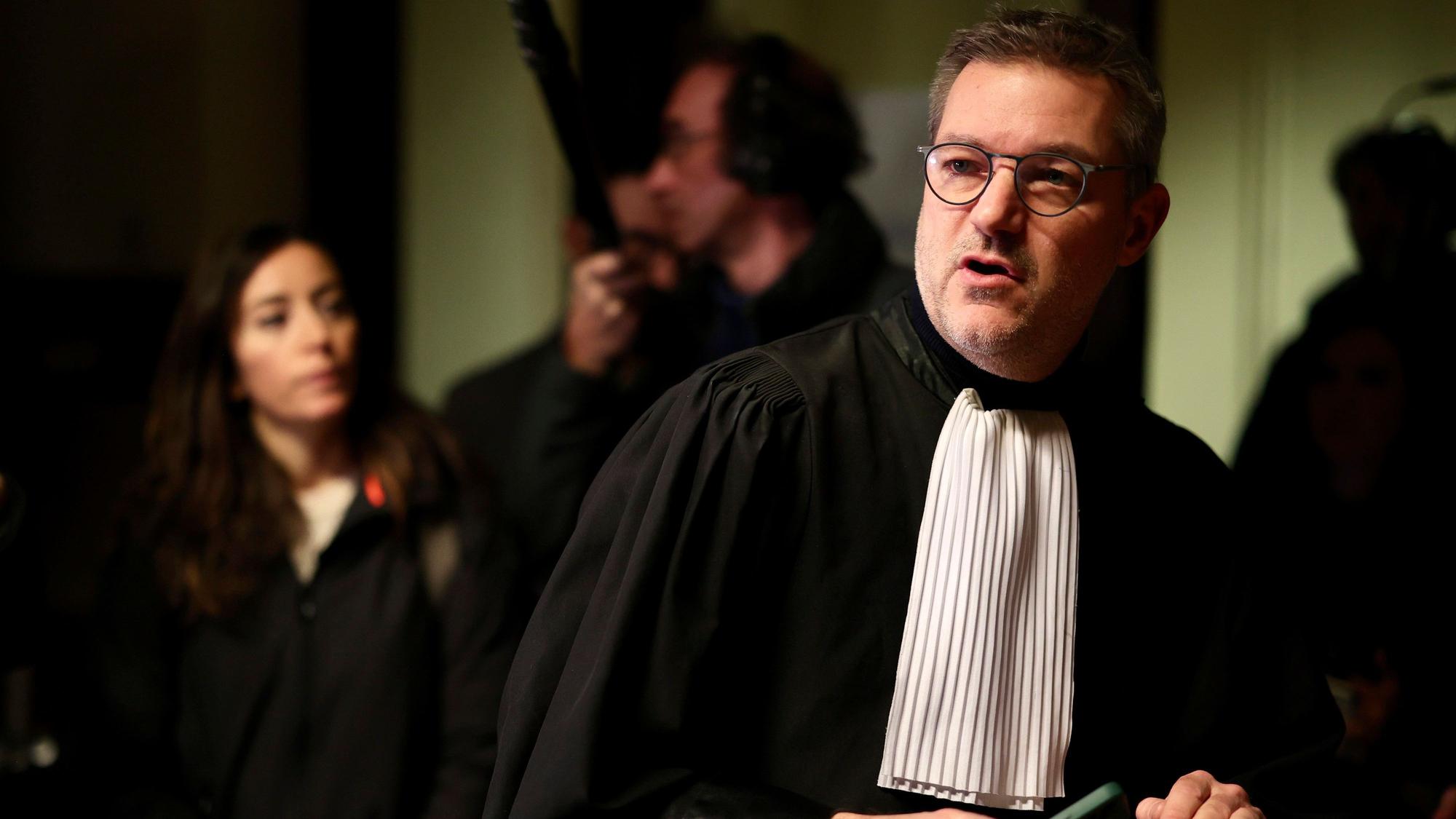 Laurent Kennes, Anwalt des ehemaligen Europaparlamentariers Pier Antonio Panzeri, spricht mit den Medien vor einer Gerichtsanhörung im Palais de Justice in Brüssel.