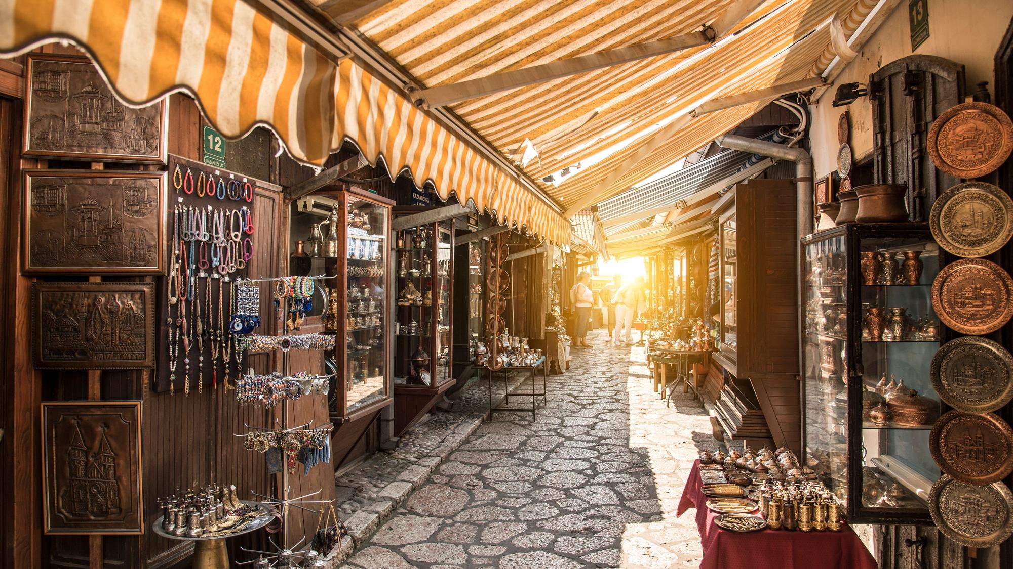 Blick in die enge Gasse eines Markts in der Altstadt von Sarajevo