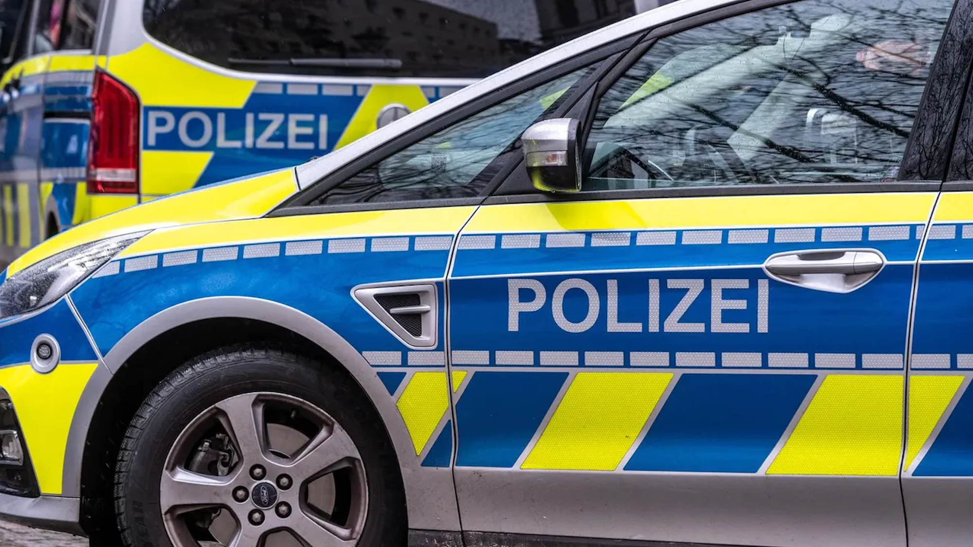 ARCHIV - 15.05.2019, Bayern, Dachau: Gegen den Jugendlichen und seinen Vater, dem das Auto gehört, ermittelt die Polizei. (Symbolbild) (zu dpa: «15-Jähriger im Auto des Vaters am Steuer erwischt») Foto: Lino Mirgeler/dpa +++ dpa-Bildfunk +++