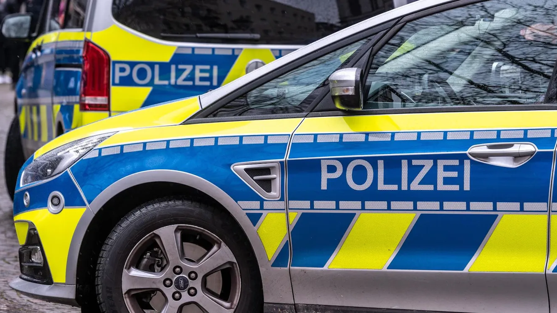 Das Bild zeigt zwei Streifenwagen.