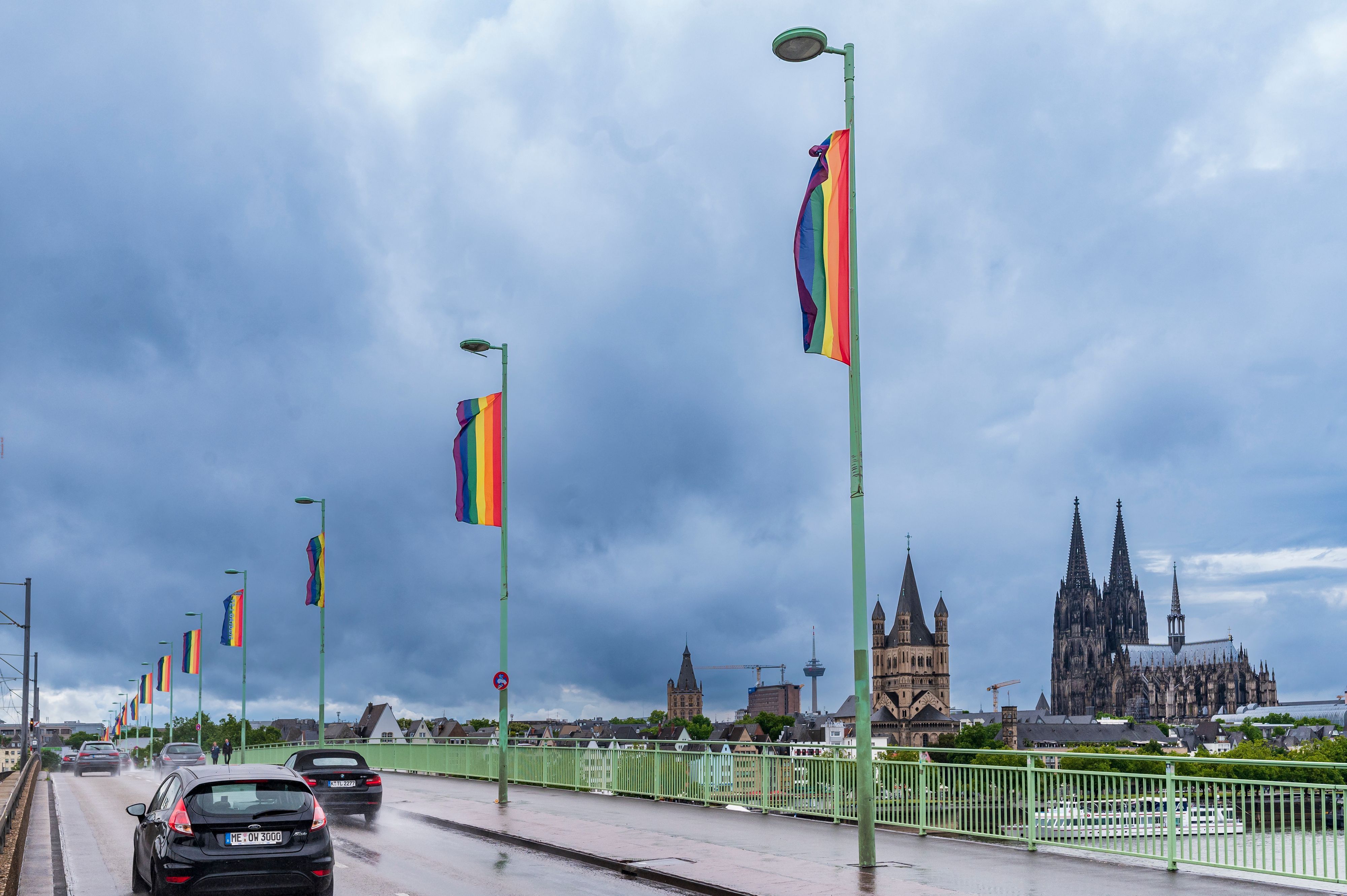 Wie jedes Jahr im Juni ist die Deutzer Brücke in der Kölner Innenstadt mit Regenbogenfahnen beflaggt.