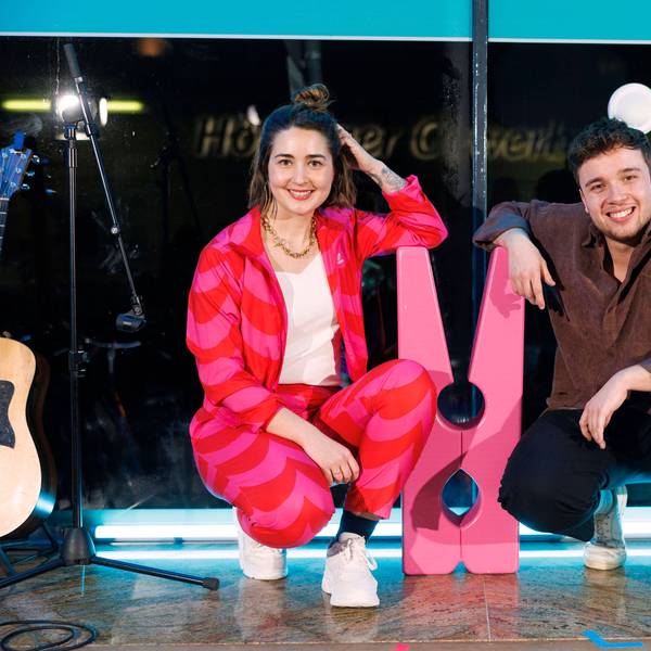 Luisa Charlotte Schulz und Ben Schafmeister hocken neben einer großen Wäscheklammer auf der Bühne vom Waschsalon, in dem Nightwash aufgezeichnet wird.