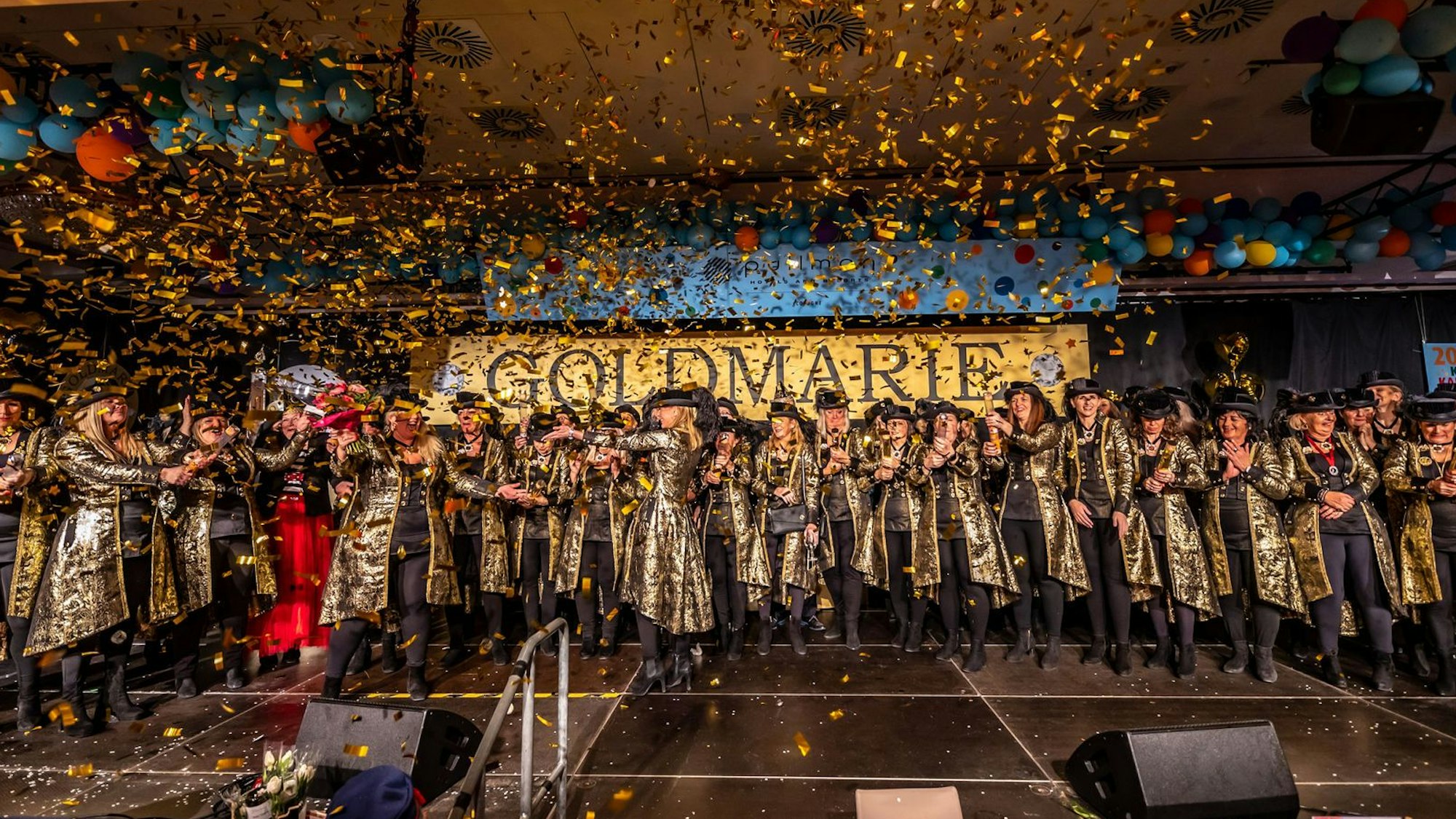 Die KG Golmarie bei der eigenen Mädchensitzung im Pullman.
