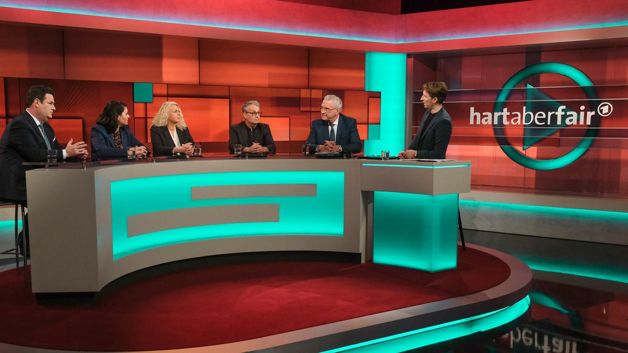 Die Runde bei „Hart aber fair“ (v.l.n.r.) mit Hubertus Heil, Lamya Kaddor, Astrid Sartorius, Gabor Steingart, Joachim Herrmann und Louis Klamroth