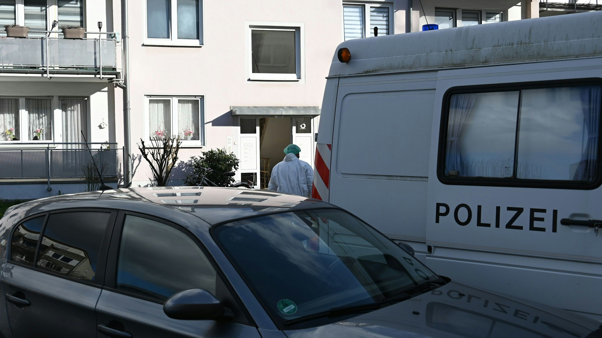 Vor dem Haus in Kerpen stehen Polizeiwagen.