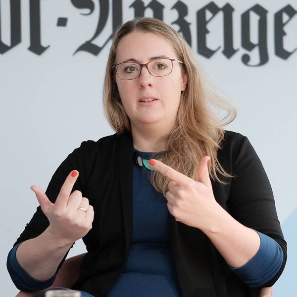 Grünen-Politikerin Katharina Dröge gestikuliert während eines Interviews.
