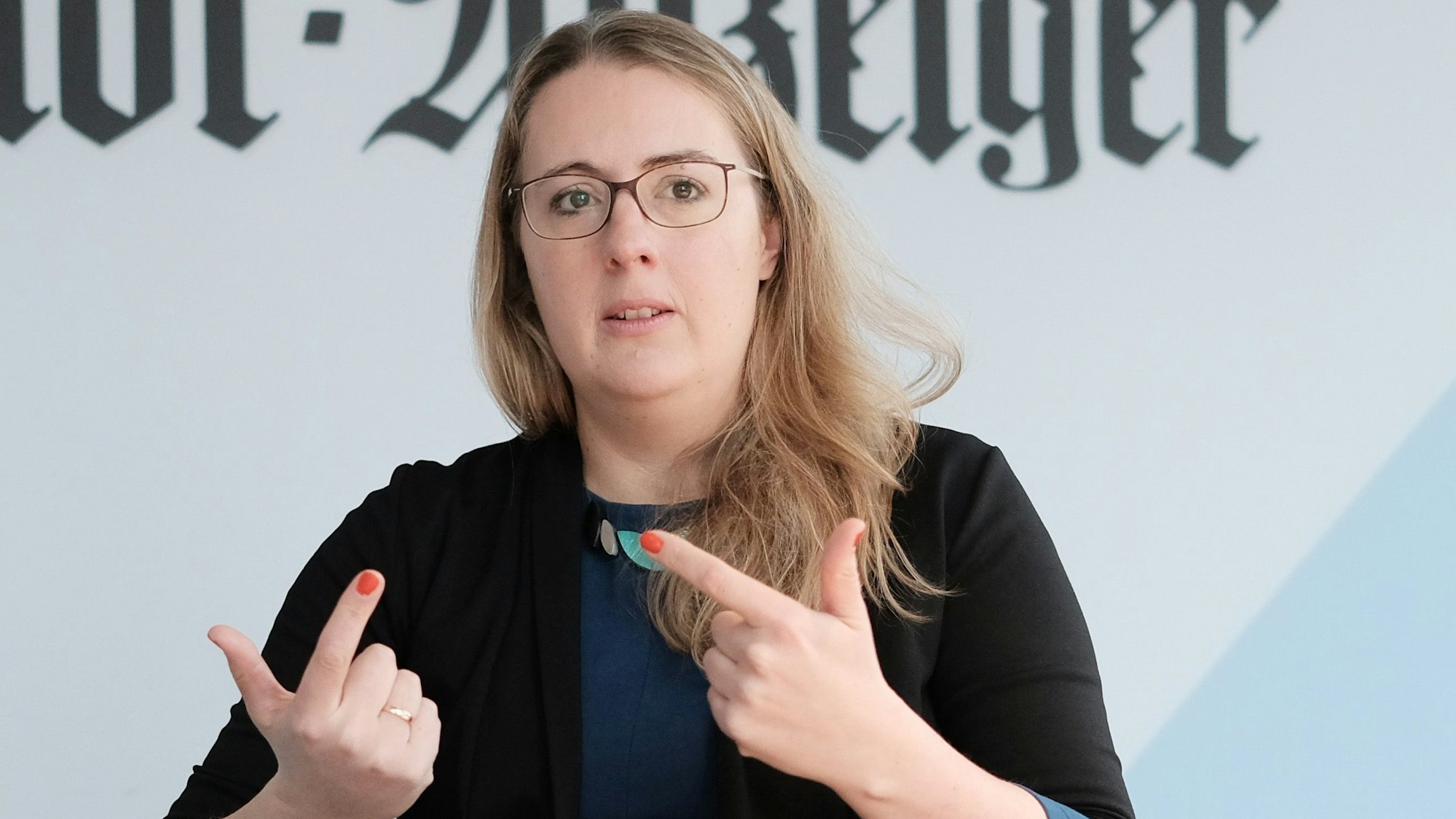 Grünen-Politikerin Katharina Dröge gestikuliert während eines Interviews.