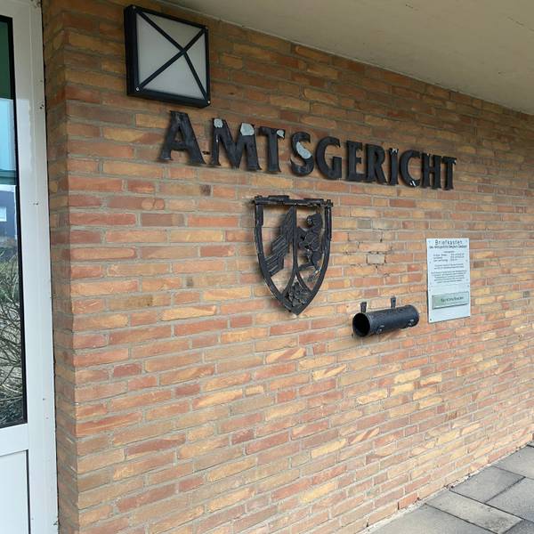 Das Gebäude vom Amtsgericht Bergisch Gladbach ist schmucklos und liegt auch im Winter unterhalb der prachtvollen Landmarke von Schloss Bensberg