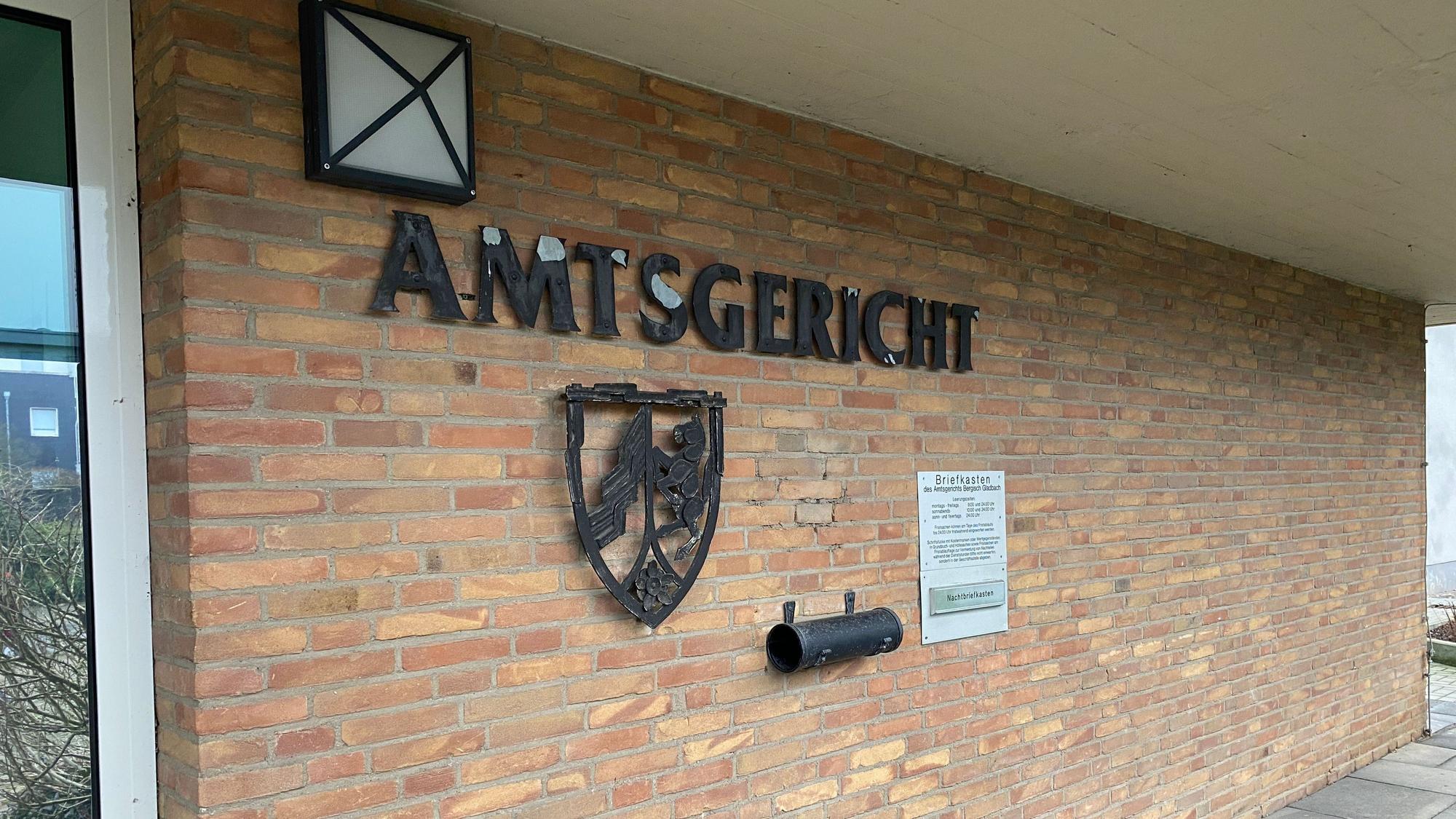 Das Amtsgericht Bergisch Gladbach liegt unterhalb von Schloss Bensberg.