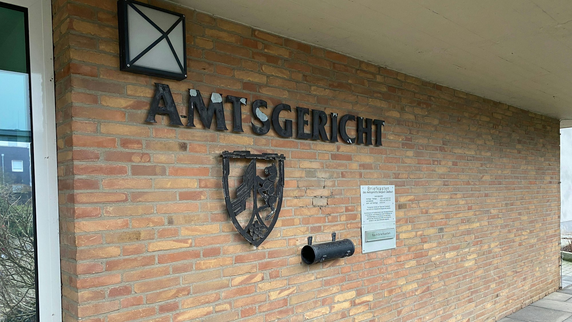 Das Amtsgericht Bergisch Gladbach liegt unterhalb von Schloss Bensberg.