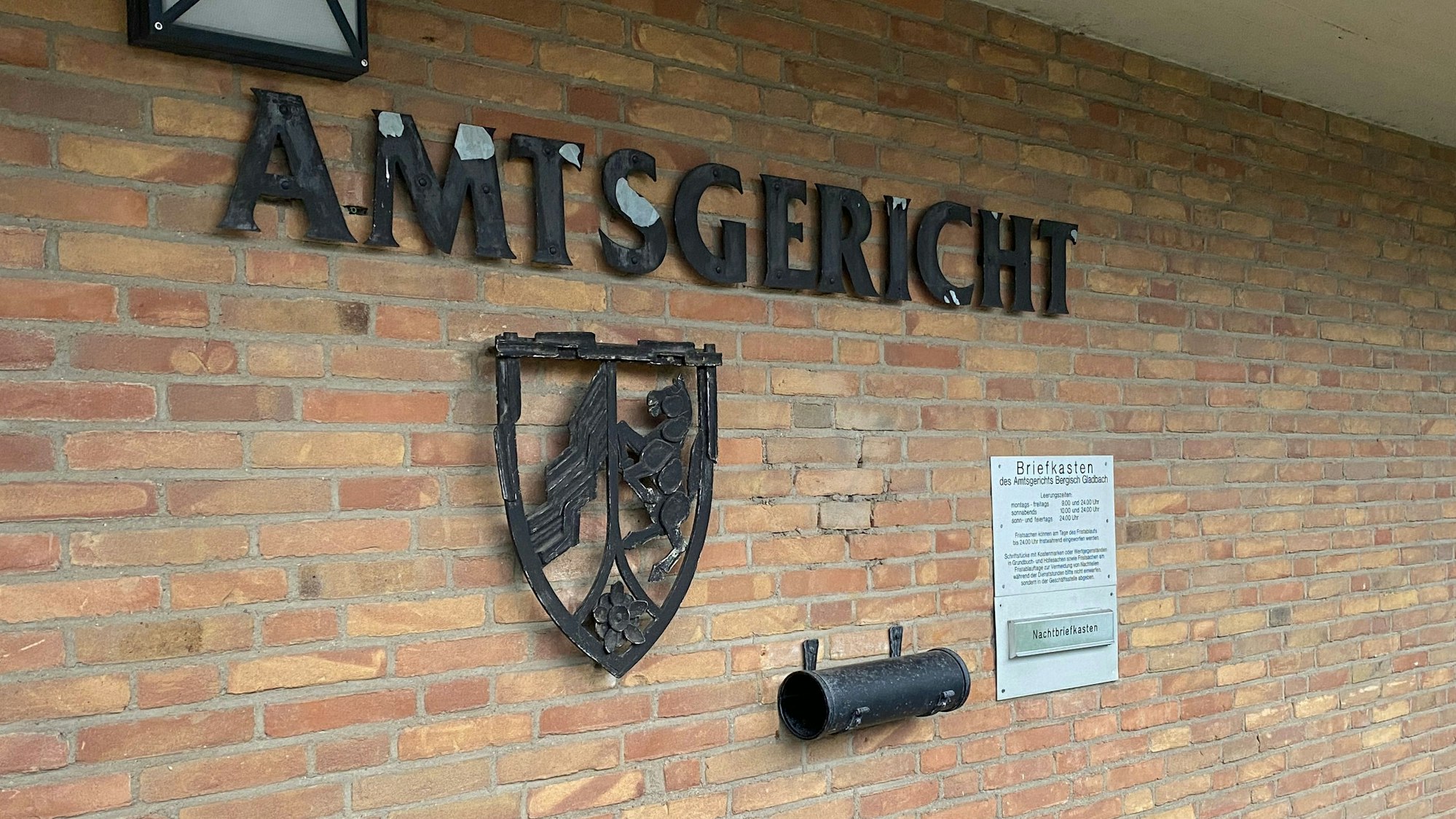 Das Gebäude des Amtsgerichtes Bergisch Gladbach liegt unterhalb von Schloss Bensberg.