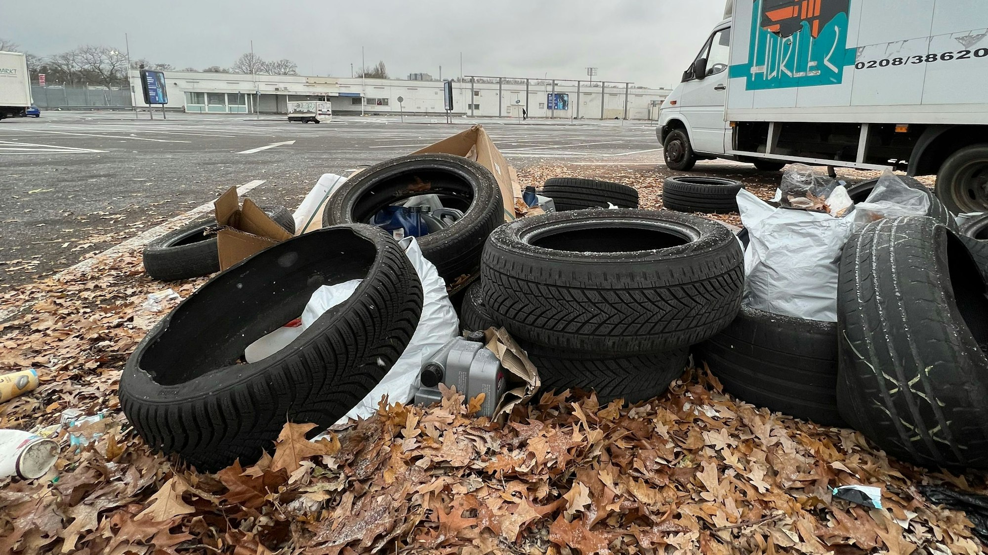 Illegal entsorgter Müll auf dem Parkplatz des ehemaligen Real-Marktes an der Rudolf-Diesel-Straße.