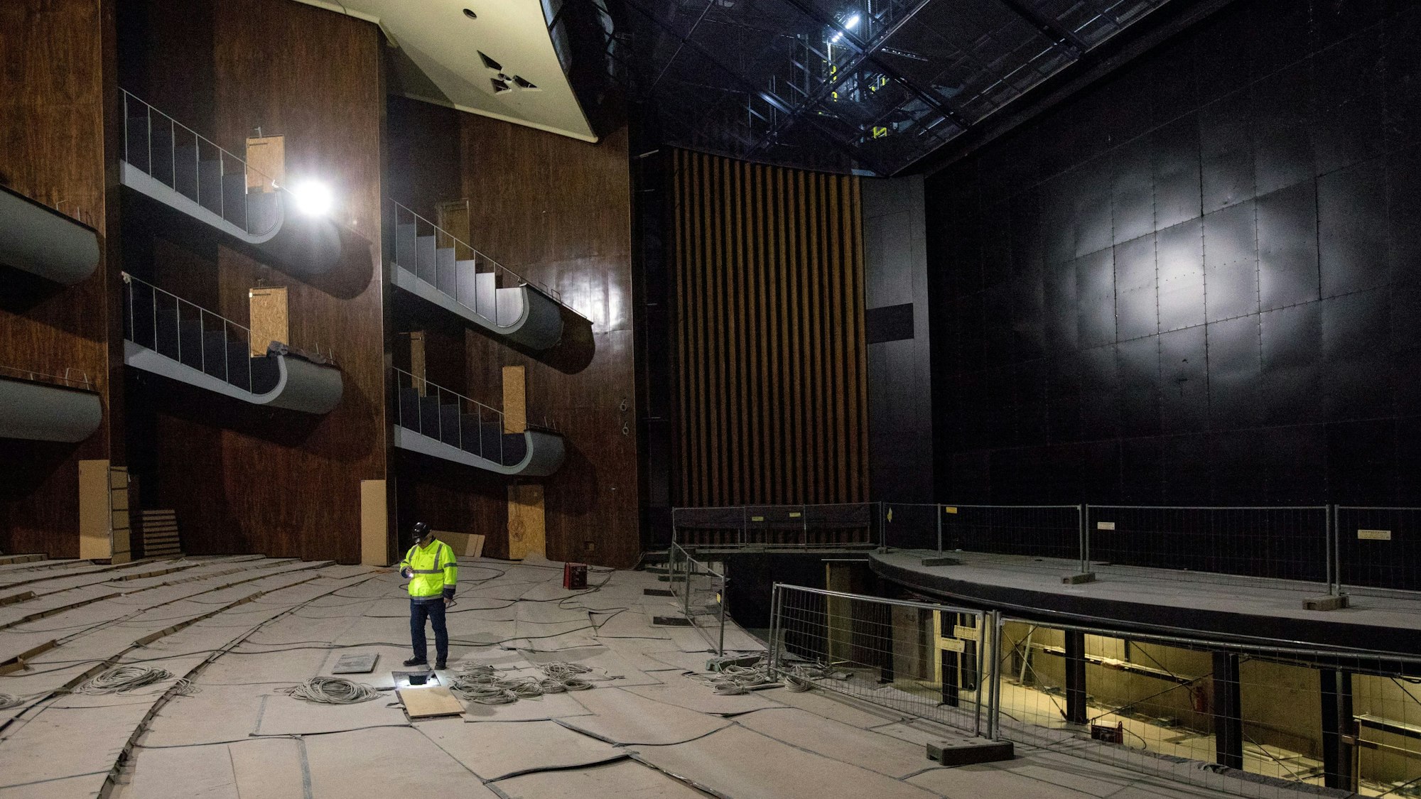 Das Bild aus dem Januar 2023 zeigt den Zuschauerbereich und die Bühne im Opernhaus.