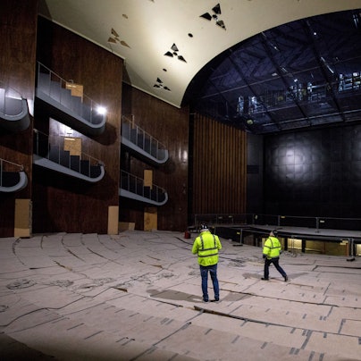 Das Bild zeigt den Opernsaal am Offenbachplatz. Darauf sind zwei Menschen zu sehen.