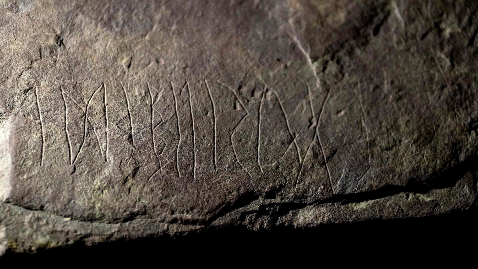 Eine Nahaufnahme des Steins mit der Runenschrift.