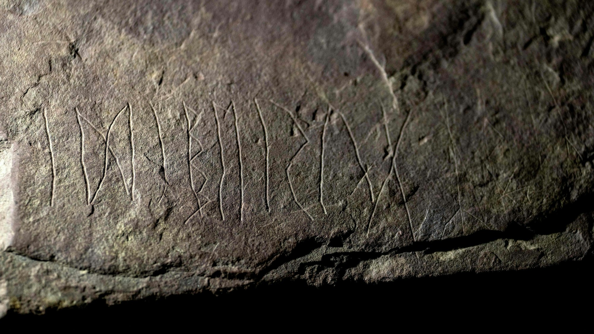 Eine Nahaufnahme des Steins mit der Runenschrift.