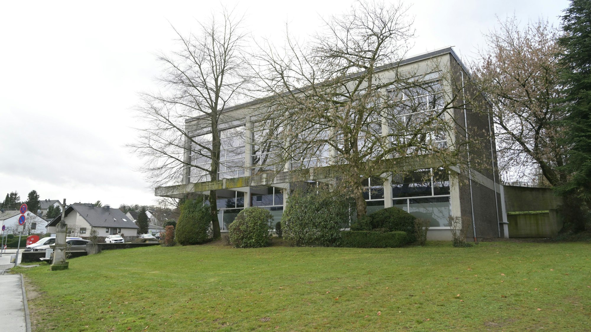 Das Rösrather Hallenbad hinter Bäumen.