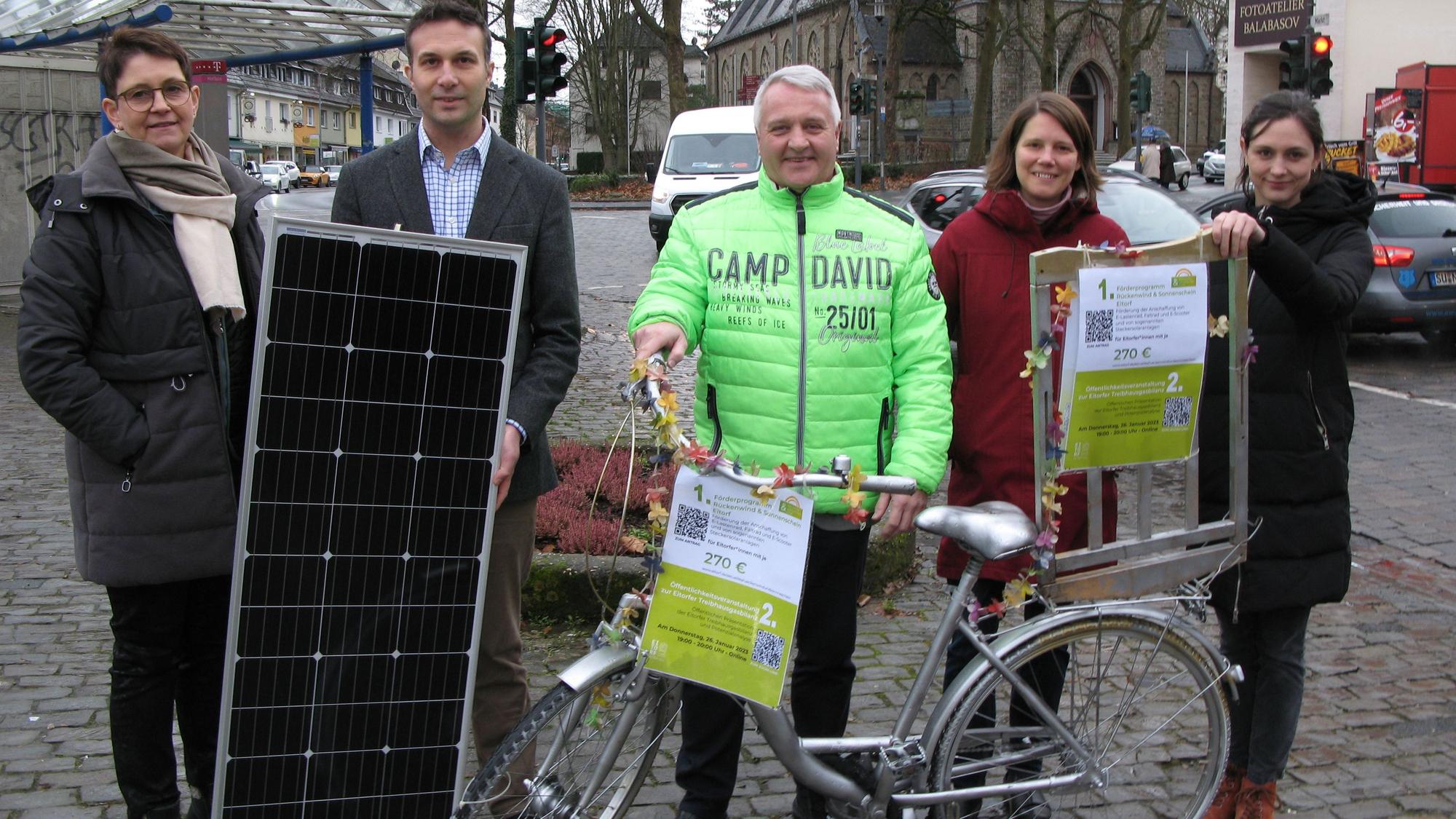 Beigeordnete Iris Prinz-Klein, Thorsten Schmidt von der Energieagentur Rhein-Sieg, Bürgermeister Rainer Viehof, Klimamanagerin Sophia Schneider und Katja Naefe vom Zukunftsnetz Mobilität.