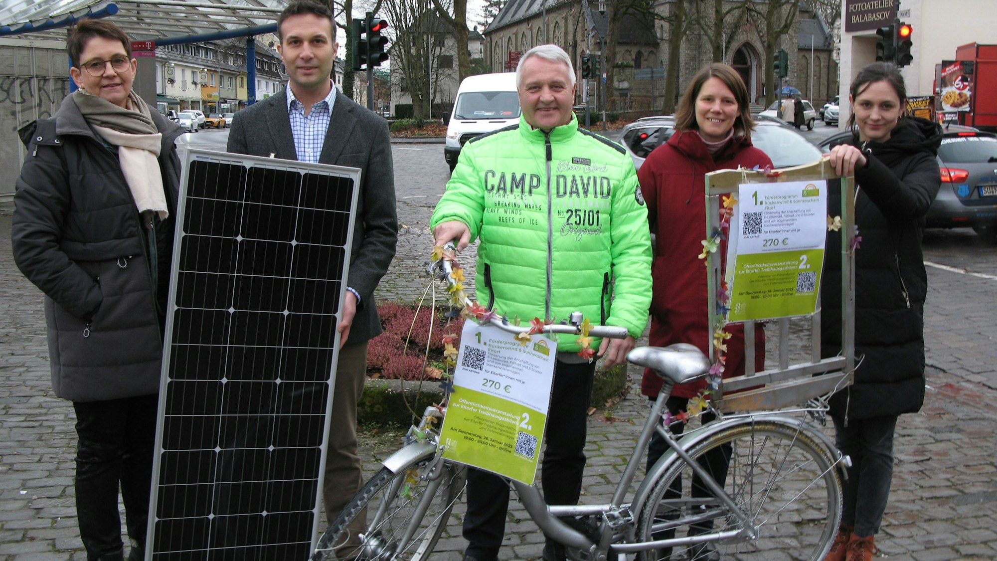 Beigeordnete Iris Prinz-Klein, Thorsten Schmidt von der Energieagentur Rhein-Sieg, Bürgermeister Rainer Viehof, Klimamanagerin Sophia Schneider und Katja Naefe vom Zukunftsnetz Mobilität.