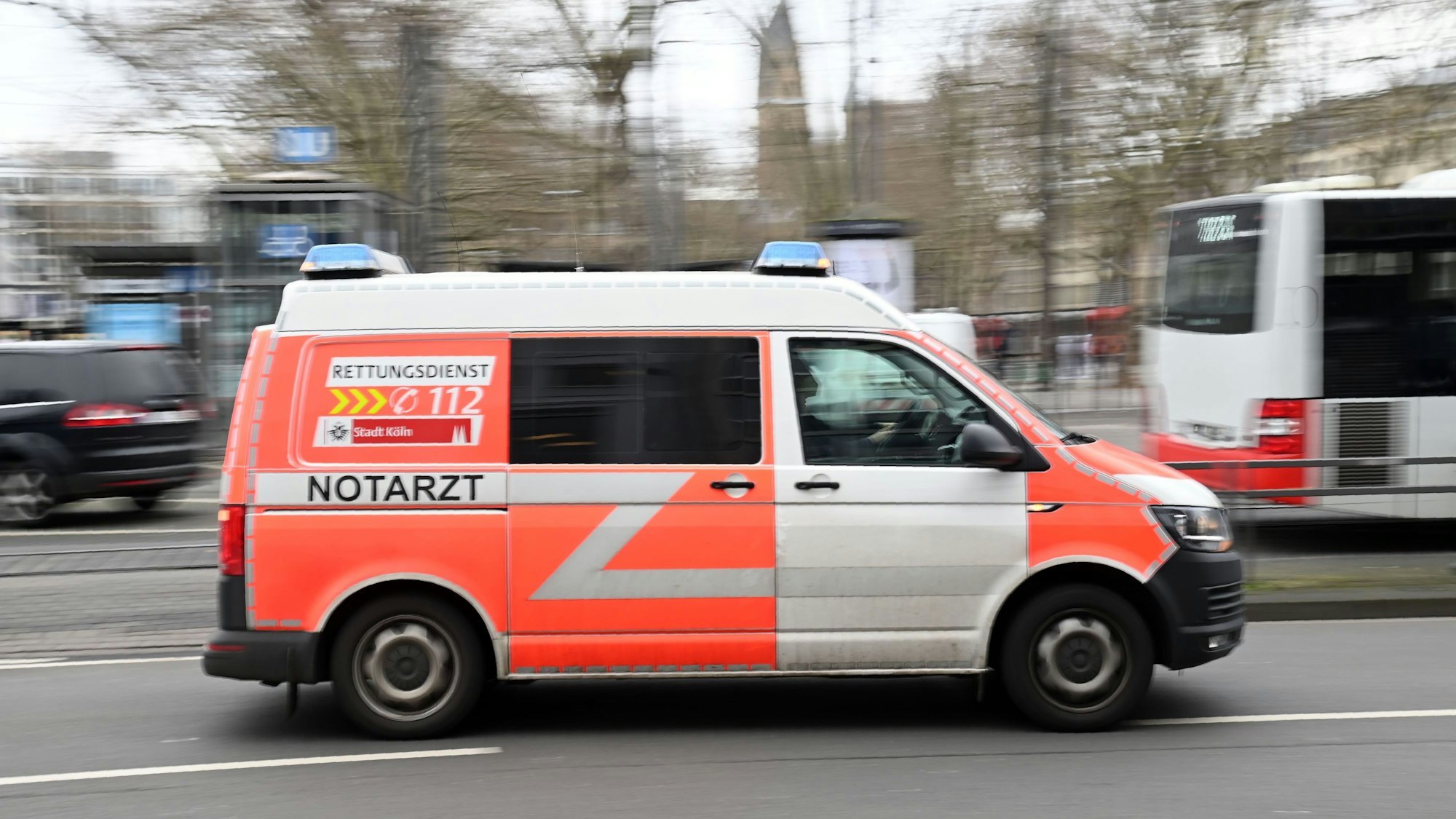 Ein Notarztwagen ist auf dem Weg zu einem Einsatz