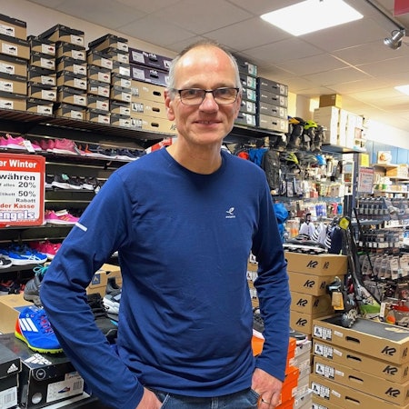 Christoph Engels in seinem Sportgeschäft.