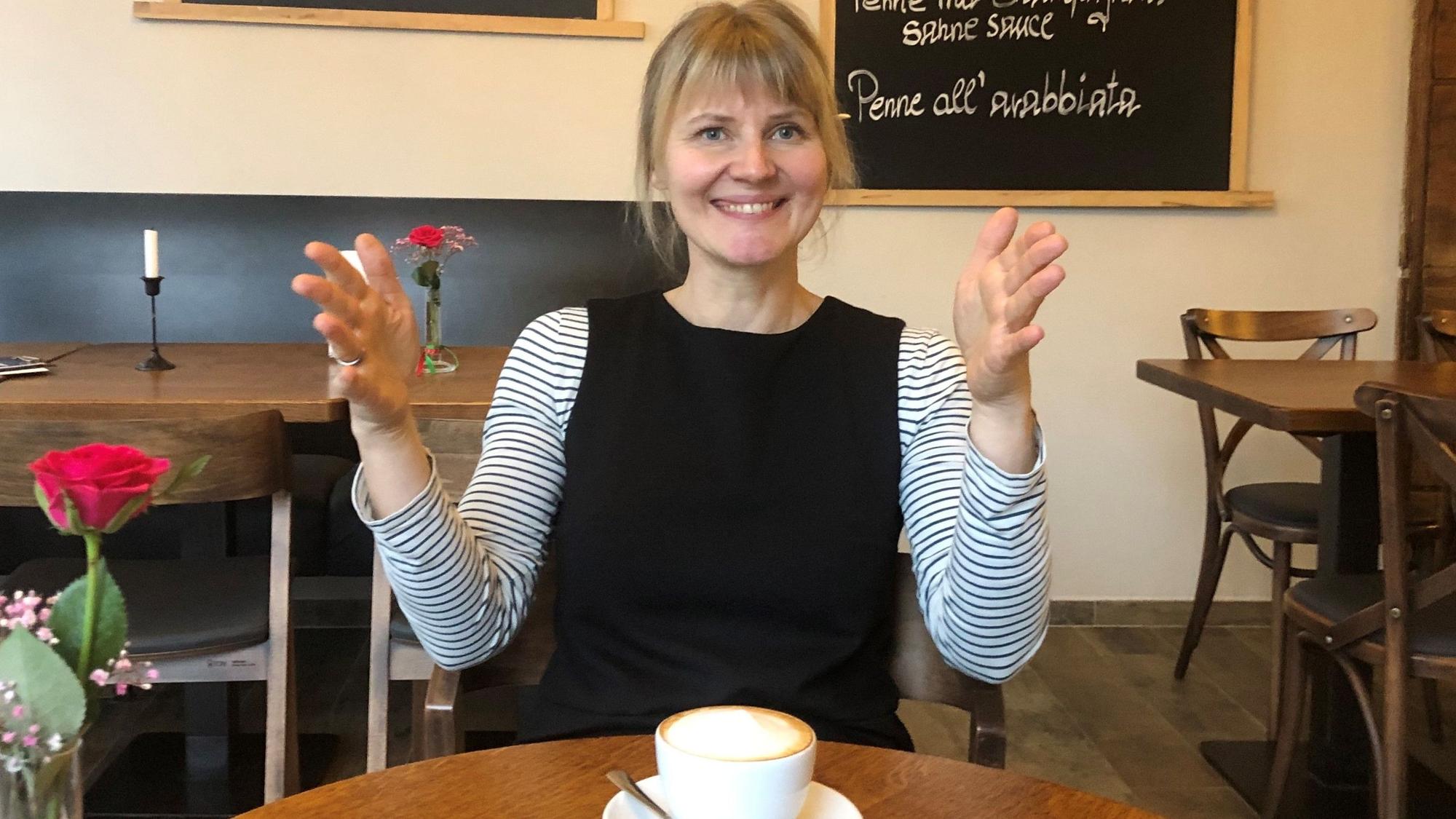 Caro Wilbert am Tisch eines Cafés