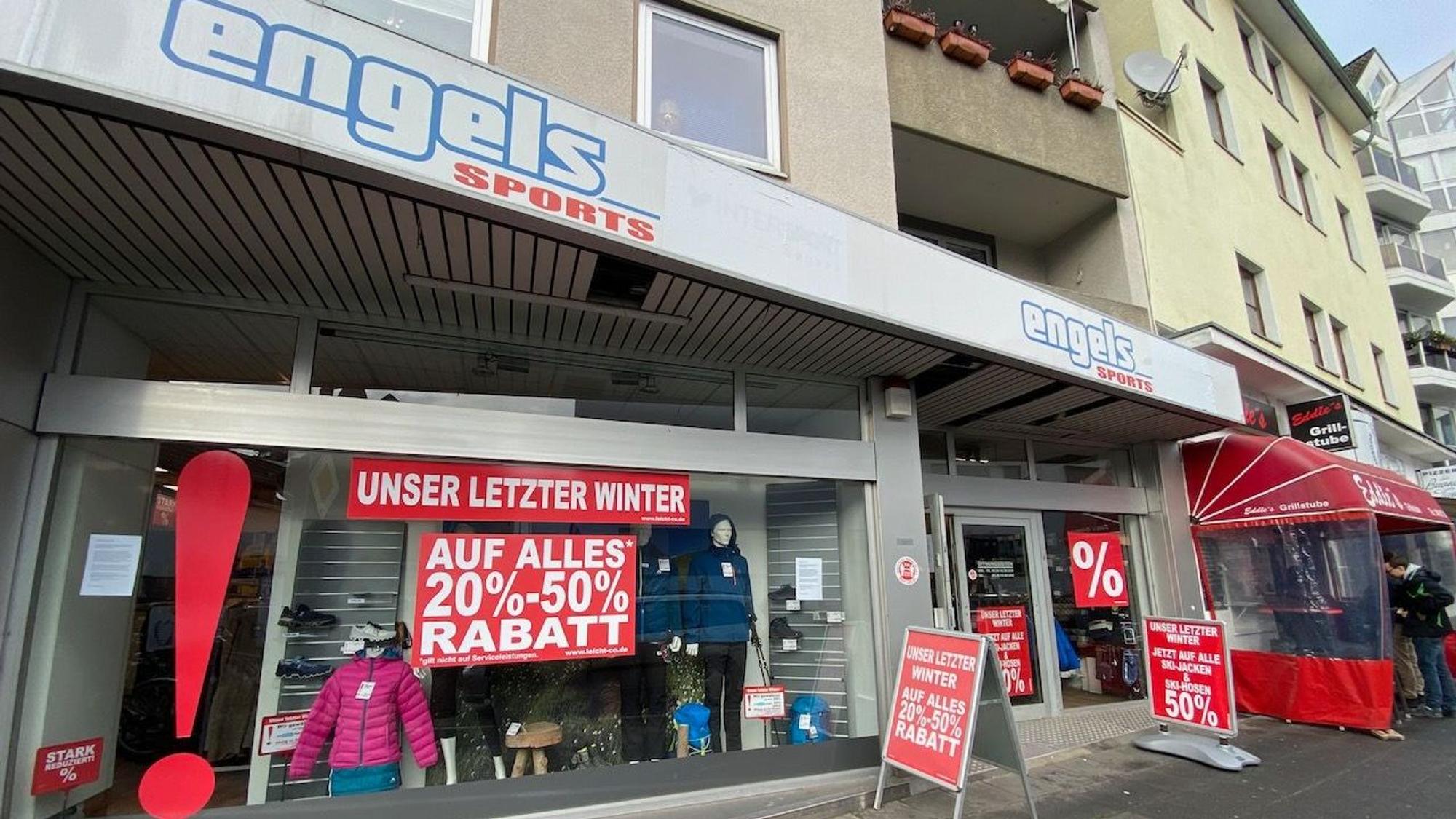 Sport Engels von außen mit vielen Ausverkauf-Schildern.