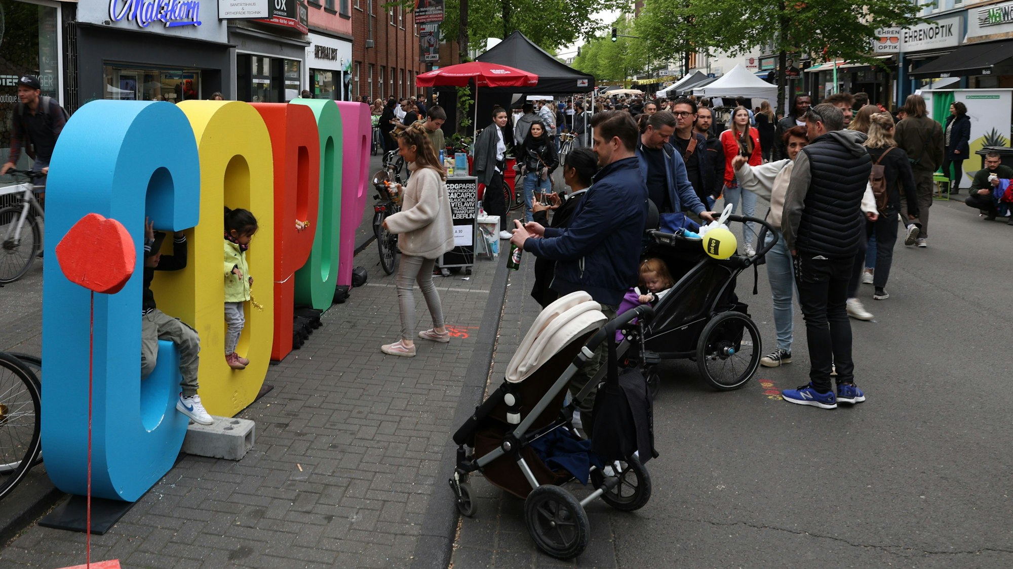 Venloer Str. mit c/o pop Aufsteller.