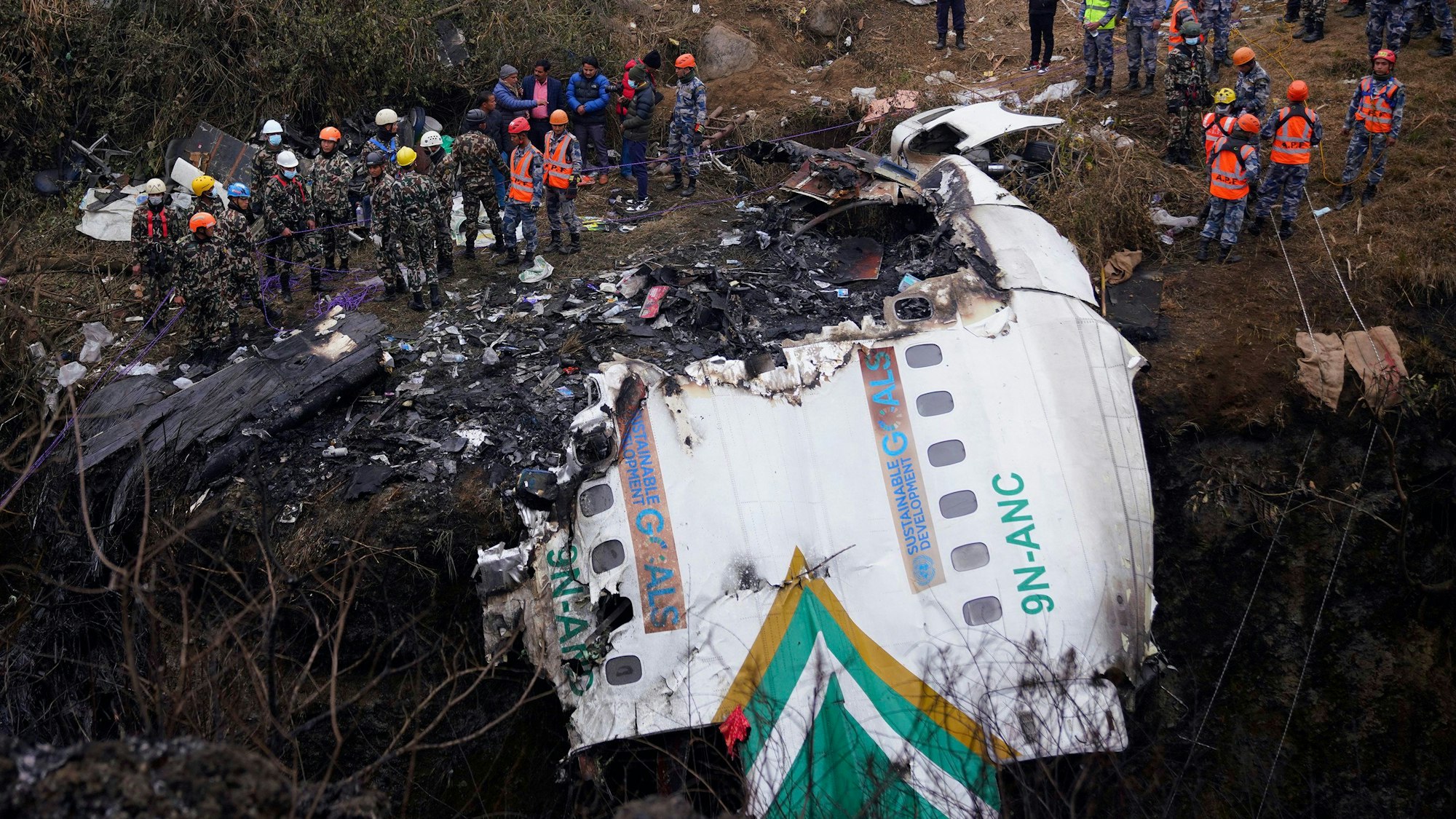 Trümmerteile liegen an der Absturzstelle in Pokhara. Nach dem Absturz der Yeti-Airlines-Maschine am Sonntag gibt es kaum noch Hoffnung, Überlebende zu finden.