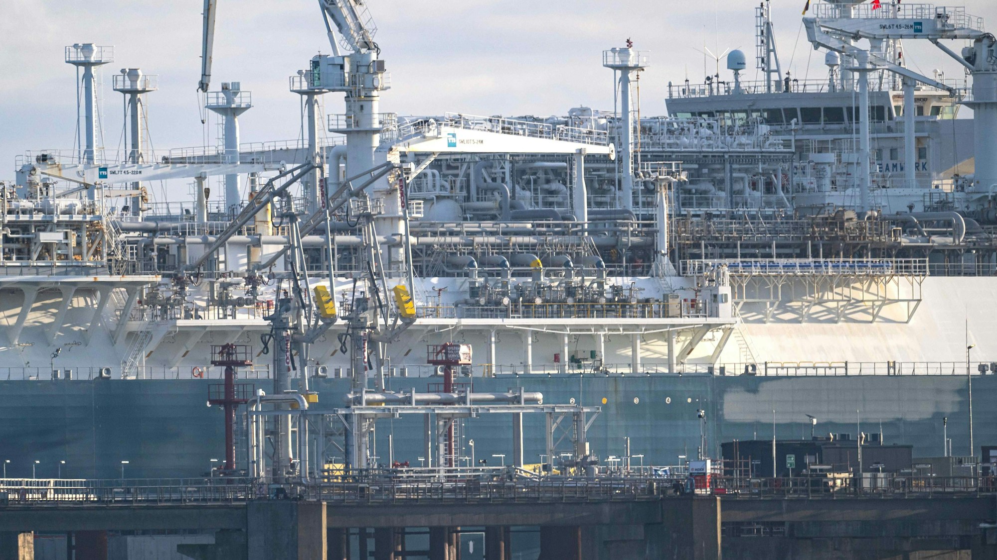 Das mit verflüssigtem Erdgas beladene Tankschiff „Maria Energy“ liegt am schwimmenden Terminal.