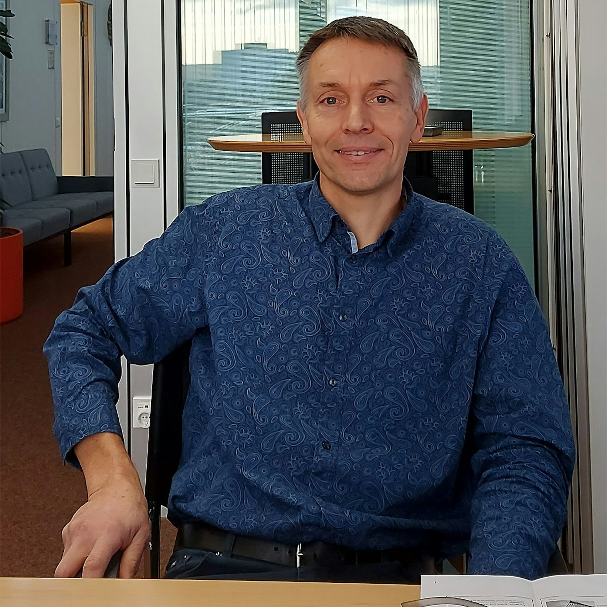 Ein Mann sitzt an einem Tisch.