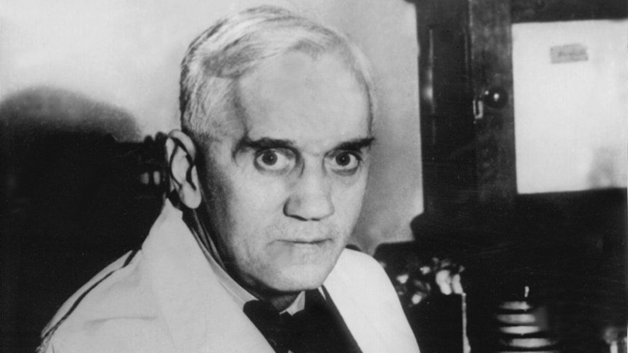 Das historische Foto zeigt den schottischen Bakteriologen Alexander Fleming am 17.12.1943 in seinem Laboratorium im St. Mary Hospital in London.