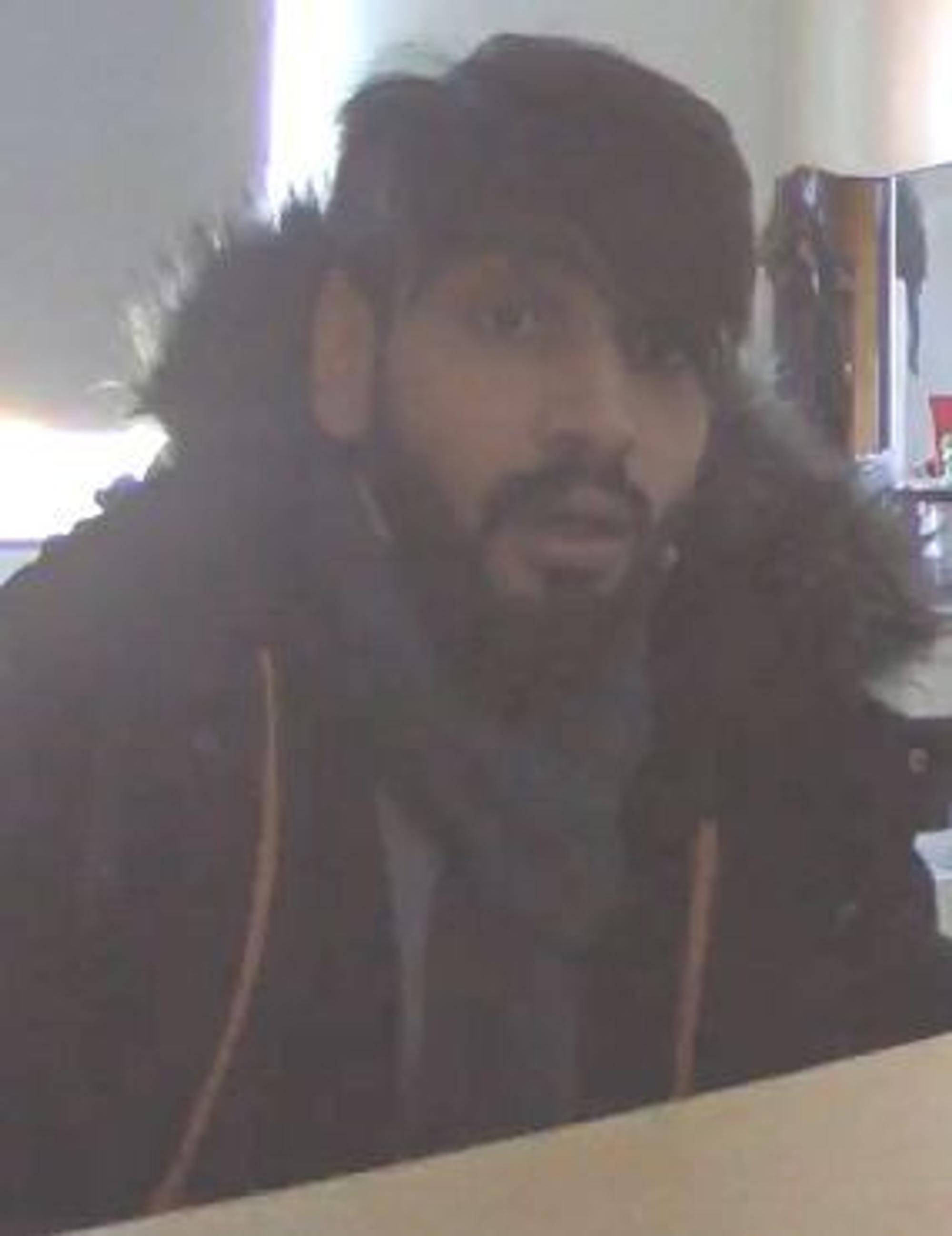 Mann mit Jacke und Schal.