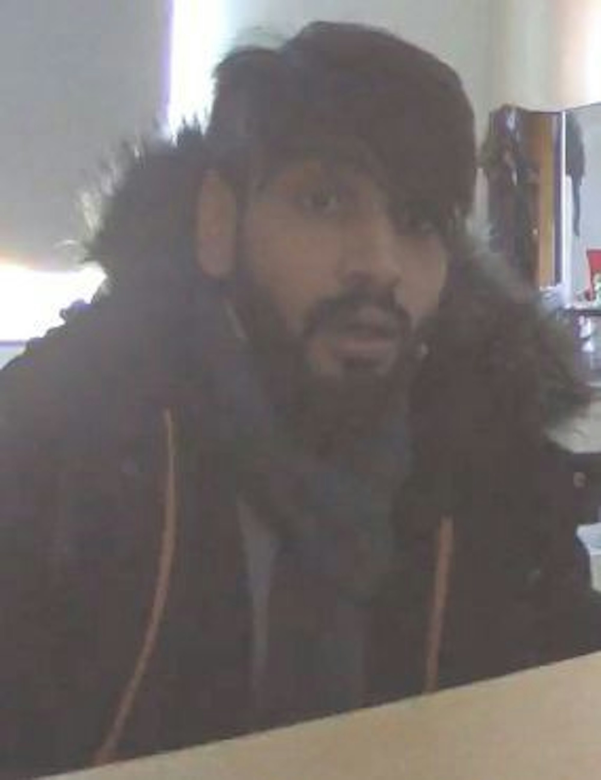 Mann mit Jacke und Schal.