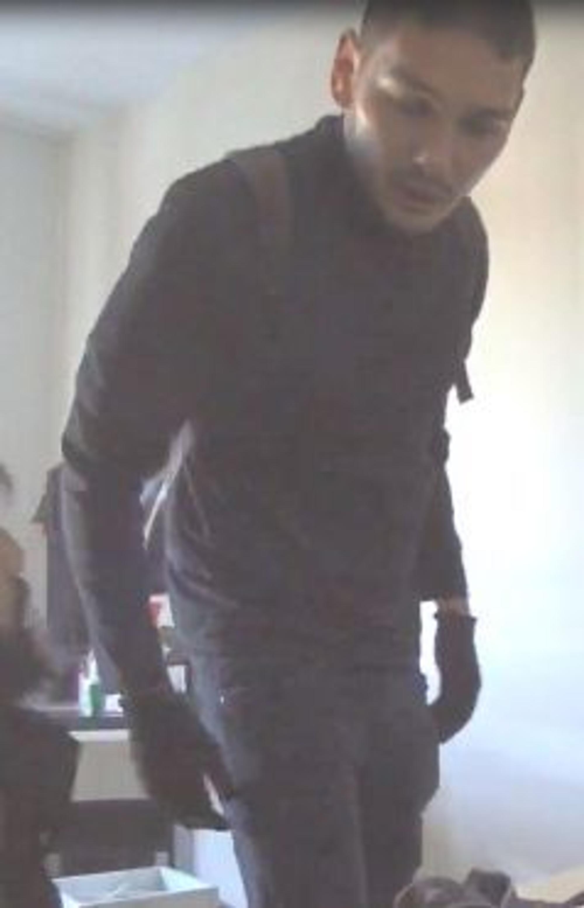 Mann mit Handschuhen und Rucksack.