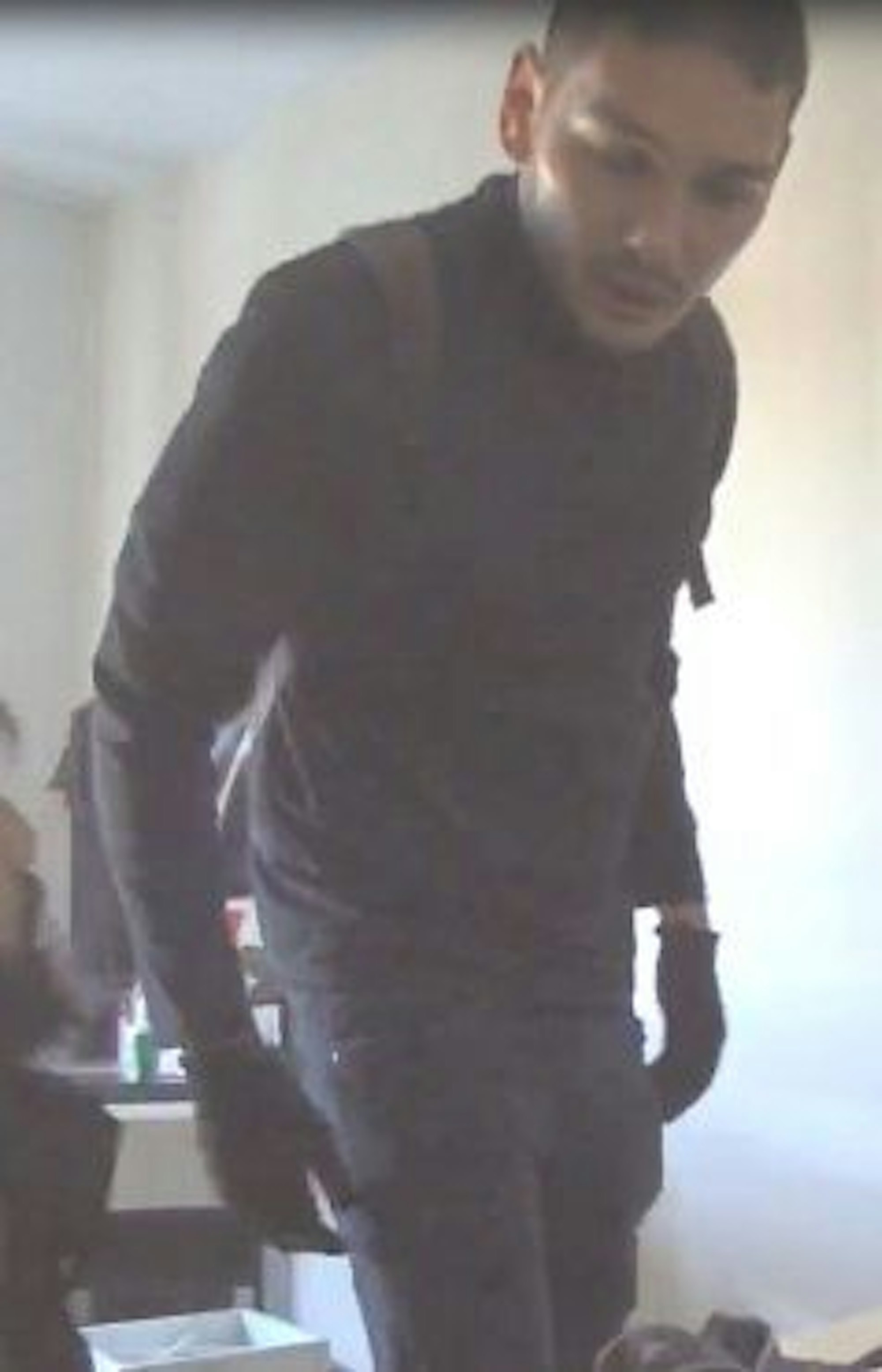 Mann mit Handschuhen und Rucksack.