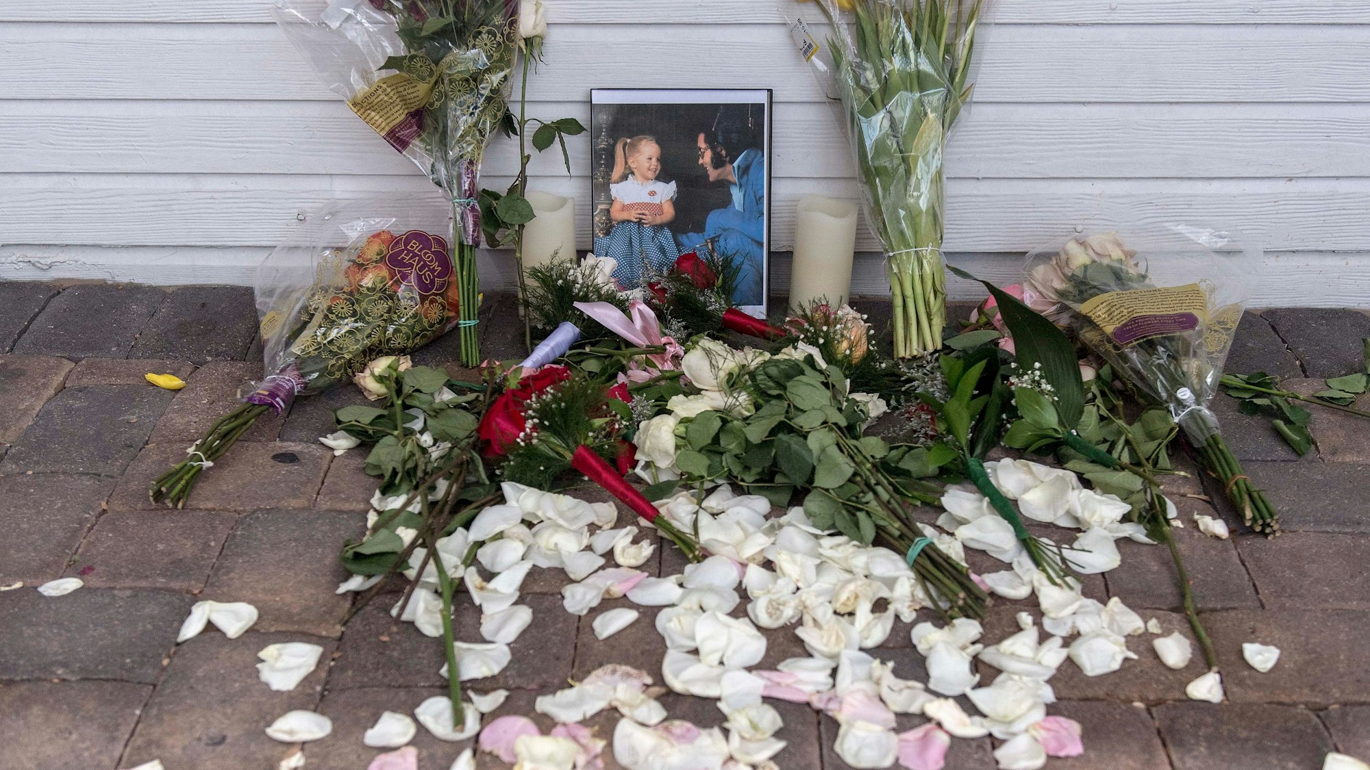Blumen und Kerzen liegen neben einem Foto von Lisa Marie Presley und ihrem Vater Elvis Presley vor der Graceland Wedding Chapel am Las Vegas Boulevard.