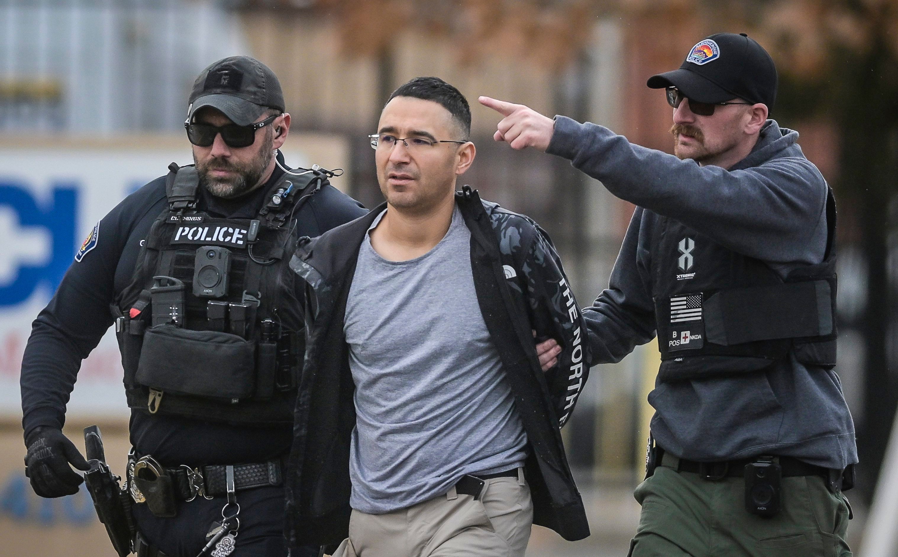 Republikaner Solomon Peña wird von Polizisten verhaftet. Er soll einen Anschlag auf mehrere US-Demokraten in Auftrag gegeben haben.