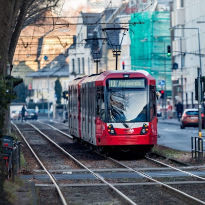 Eine Stadtbahn der KVB-Linie 13 ist auf dem Sülzgürtel in Köln auf den Gleisen unterwegs. (Archivbild)