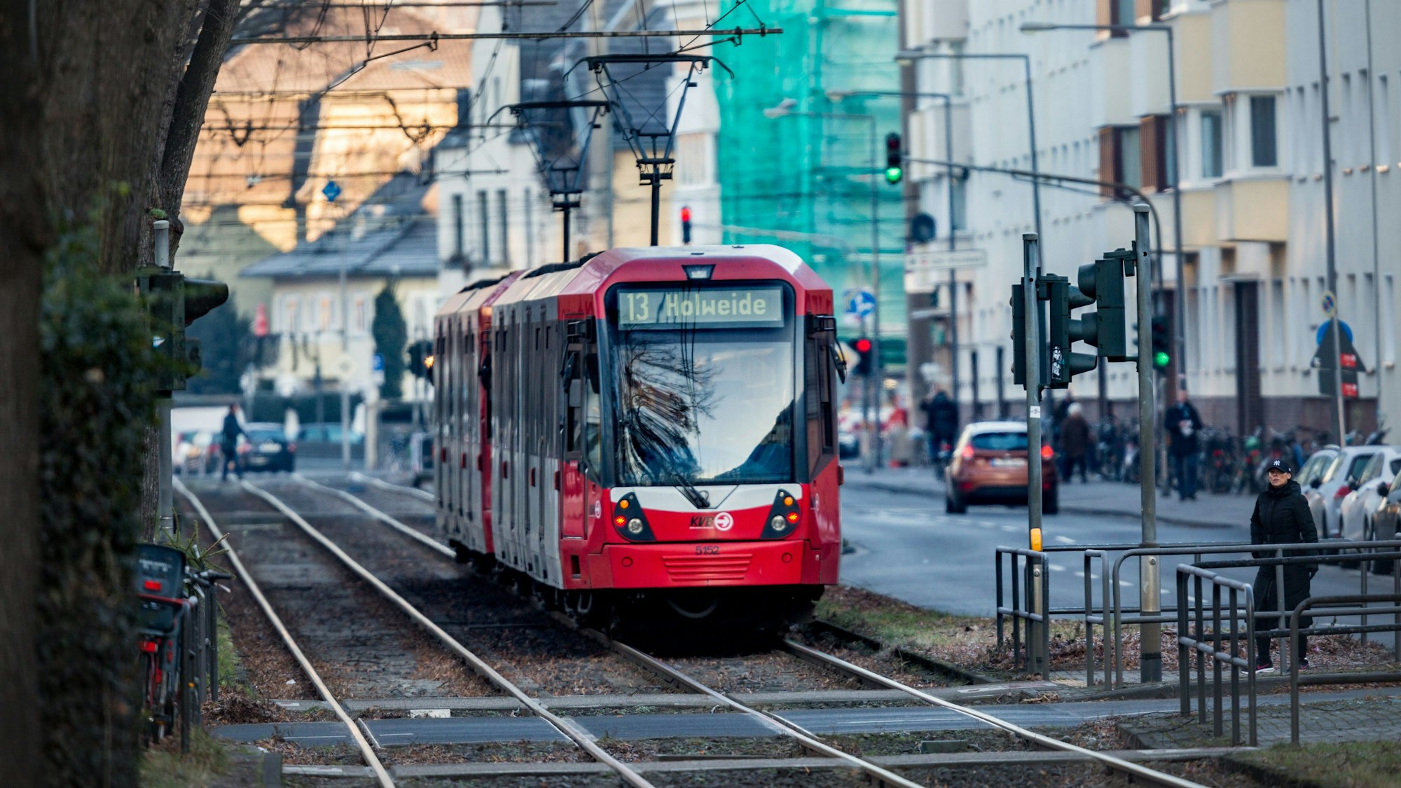 Eine Stadtbahn der Kölner Verkehrsbetriebe ist auf den Gleisen der KVB-Stadtbahnlinie 13 mit Fahrziel Holweide unterwegs.