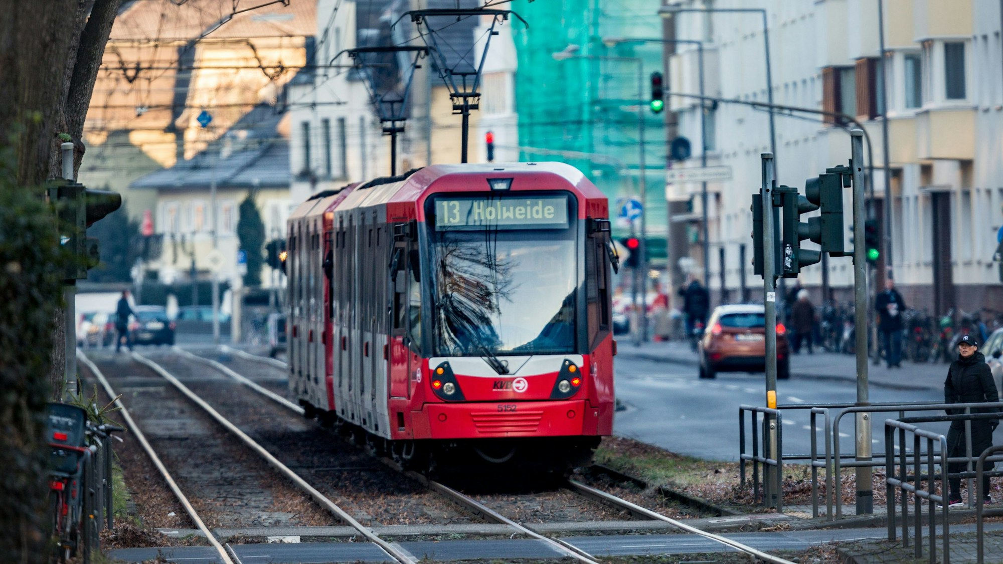 Zu sehen ist eine Bahn der Linie 13 in der Vorderansicht.