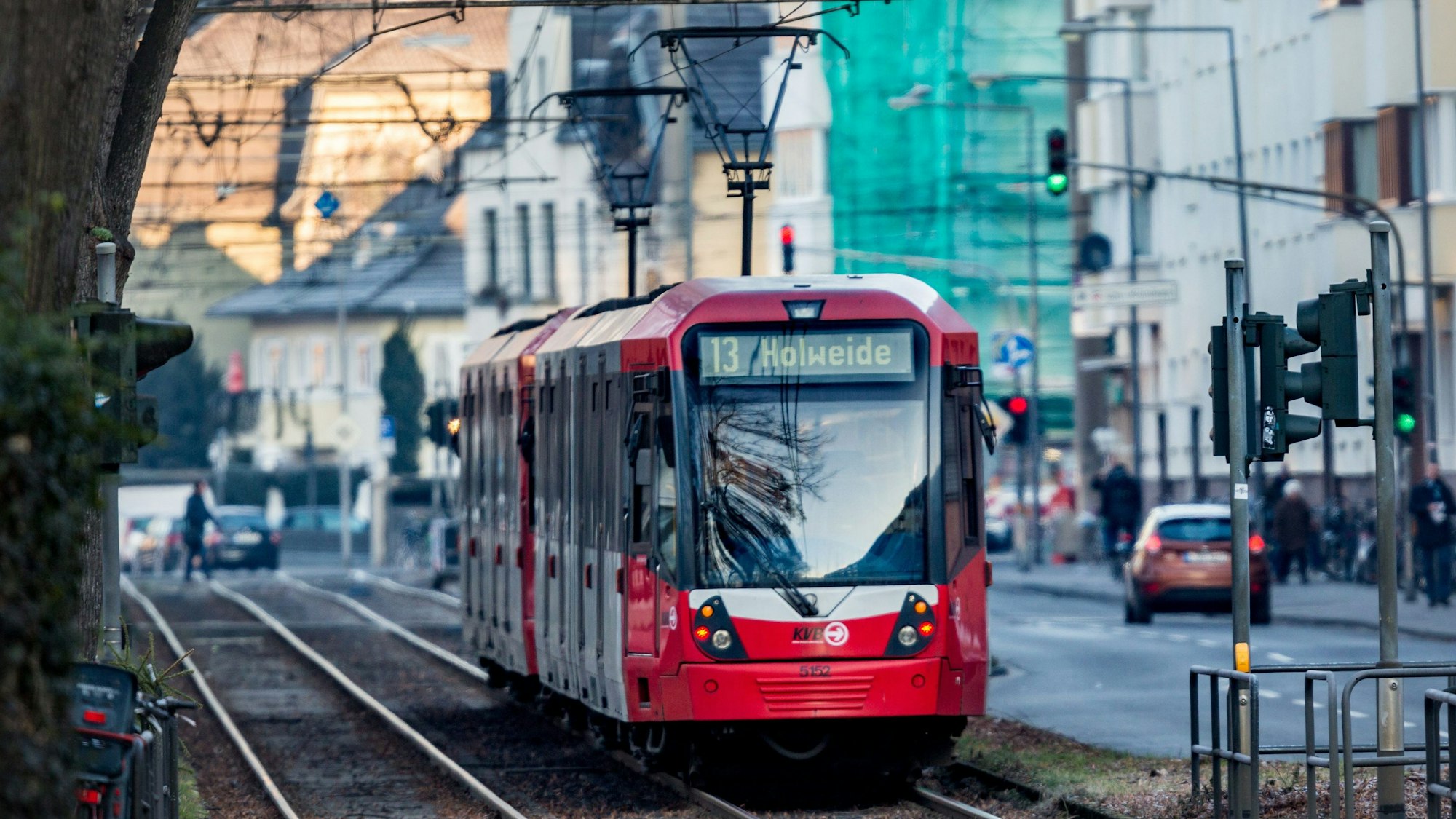 Eine Stadtbahn der Kölner Verkehrsbetriebe ist auf dem Sülzgürtel in Köln auf den Gleisen der KVB-Stadtbahnlinie 13 mit Fahrziel Holweide unterwegs.
