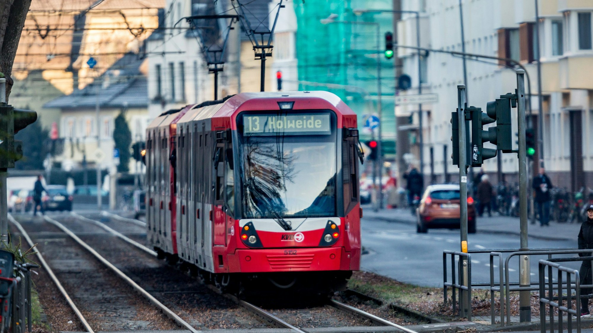 Eine Stadtbahn der Kölner Verkehrsbetriebe ist am Mittwochmorgen (18.01.2017) auf dem Sülzgürtel in Köln auf den Gleisen der KVB-Stadtbahnlinie 13 mit Fahrziel Holweide unterwegs.