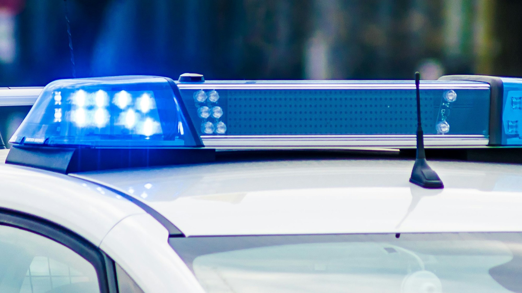 Eingeschaltetes Blaulicht auf einem Polizeiwagen.